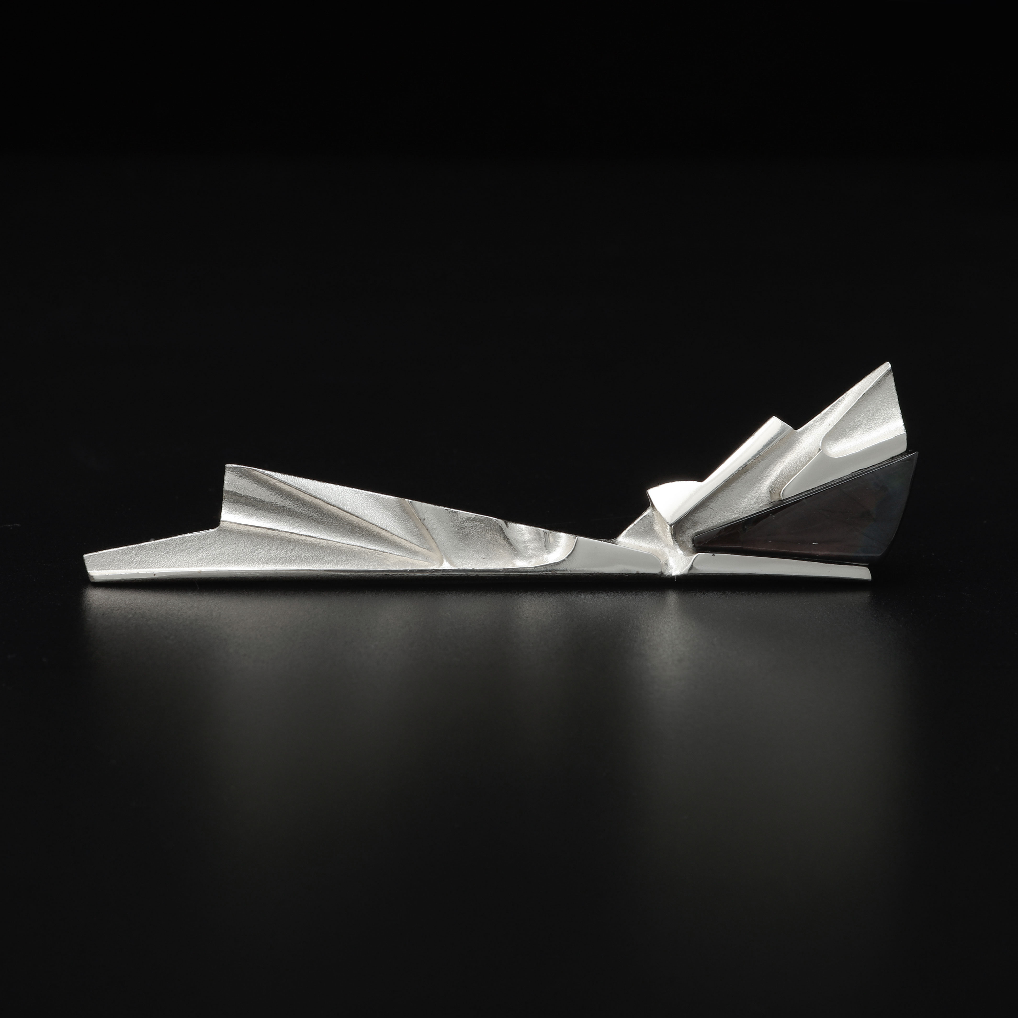 ZOLTAN POPOVITZ. Brosch, "Railo" silver och spektrolit, Helsingfors, 1991.