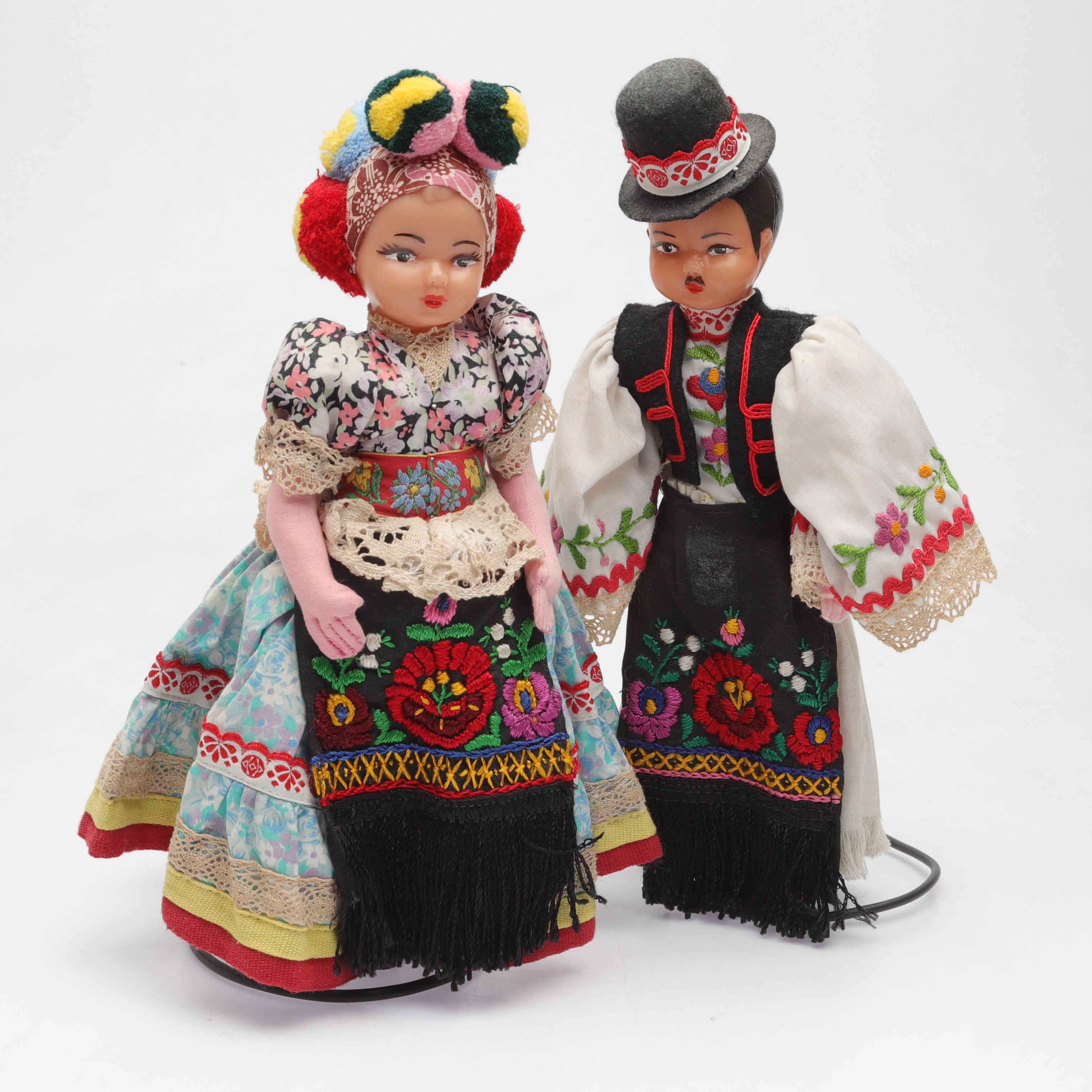 DOCKOR, 2 st, plast och textil, ungersk folkklädsel, omkring 1900-talets mitt.