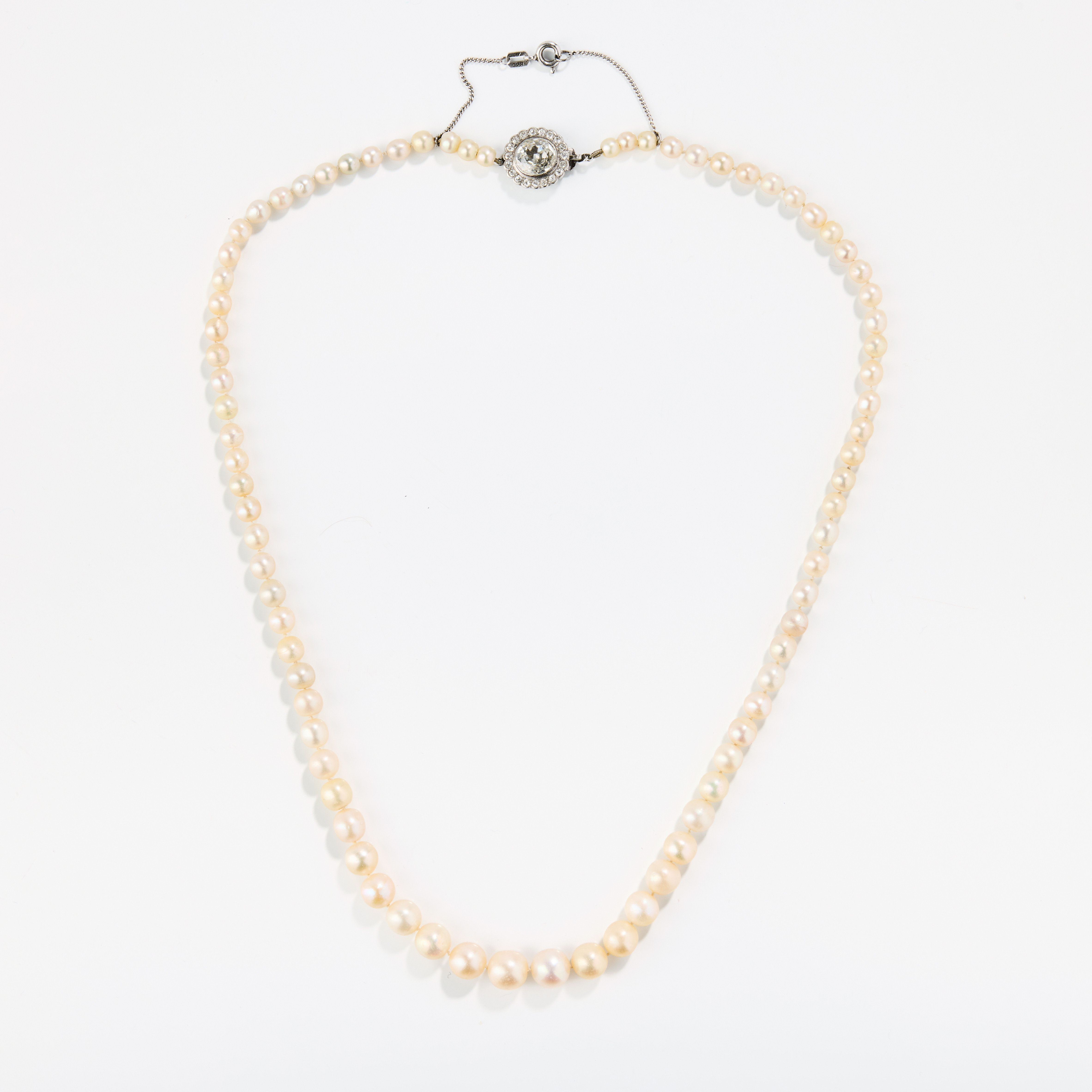 PÄRLCOLLIER, doserade naturliga saltvattenpärlor. Lås i platina med diamanter, 1910/20-tal.