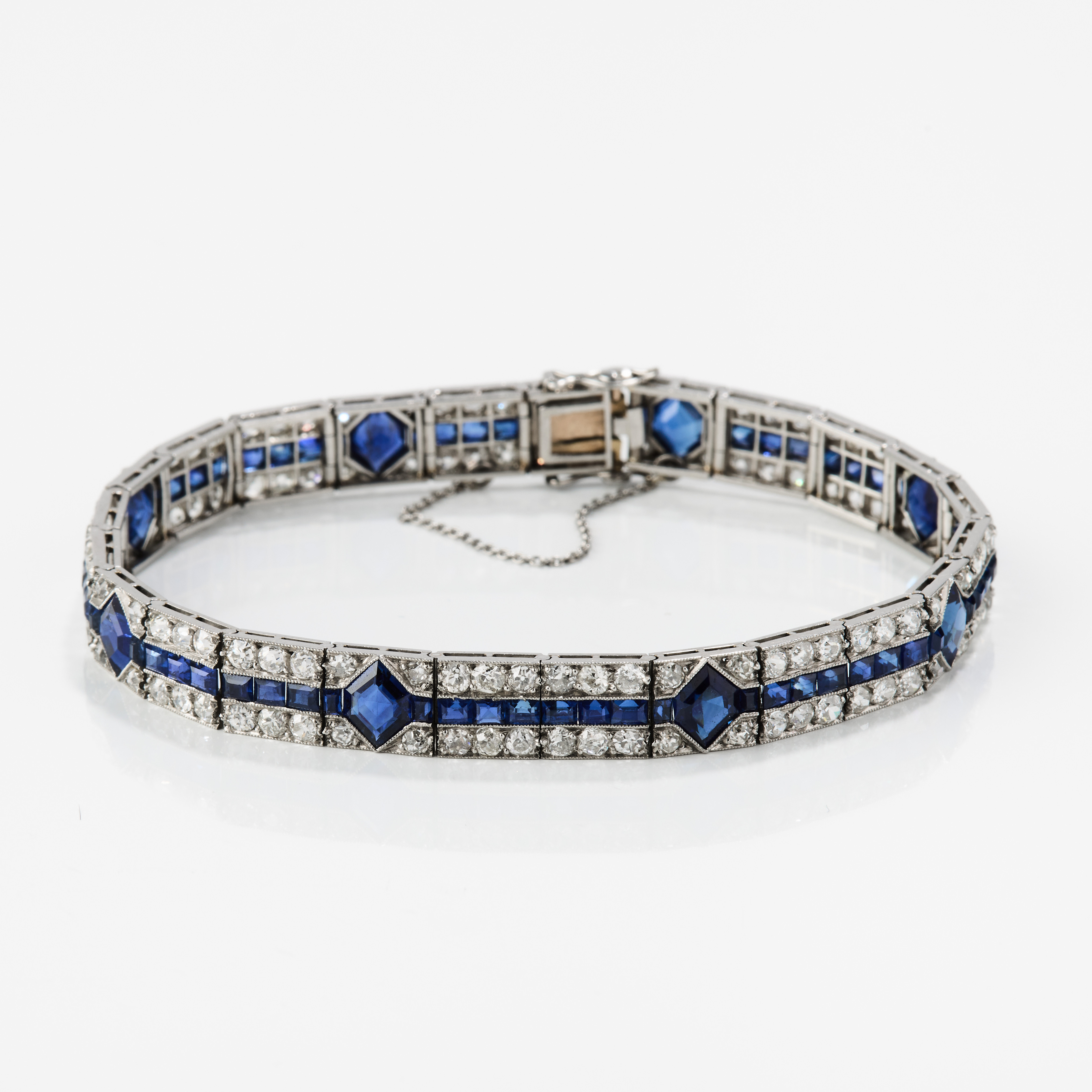 ARMBAND, platina med safirer, syntetiska safirer och diamanter, Art Déco, 1920-tal.