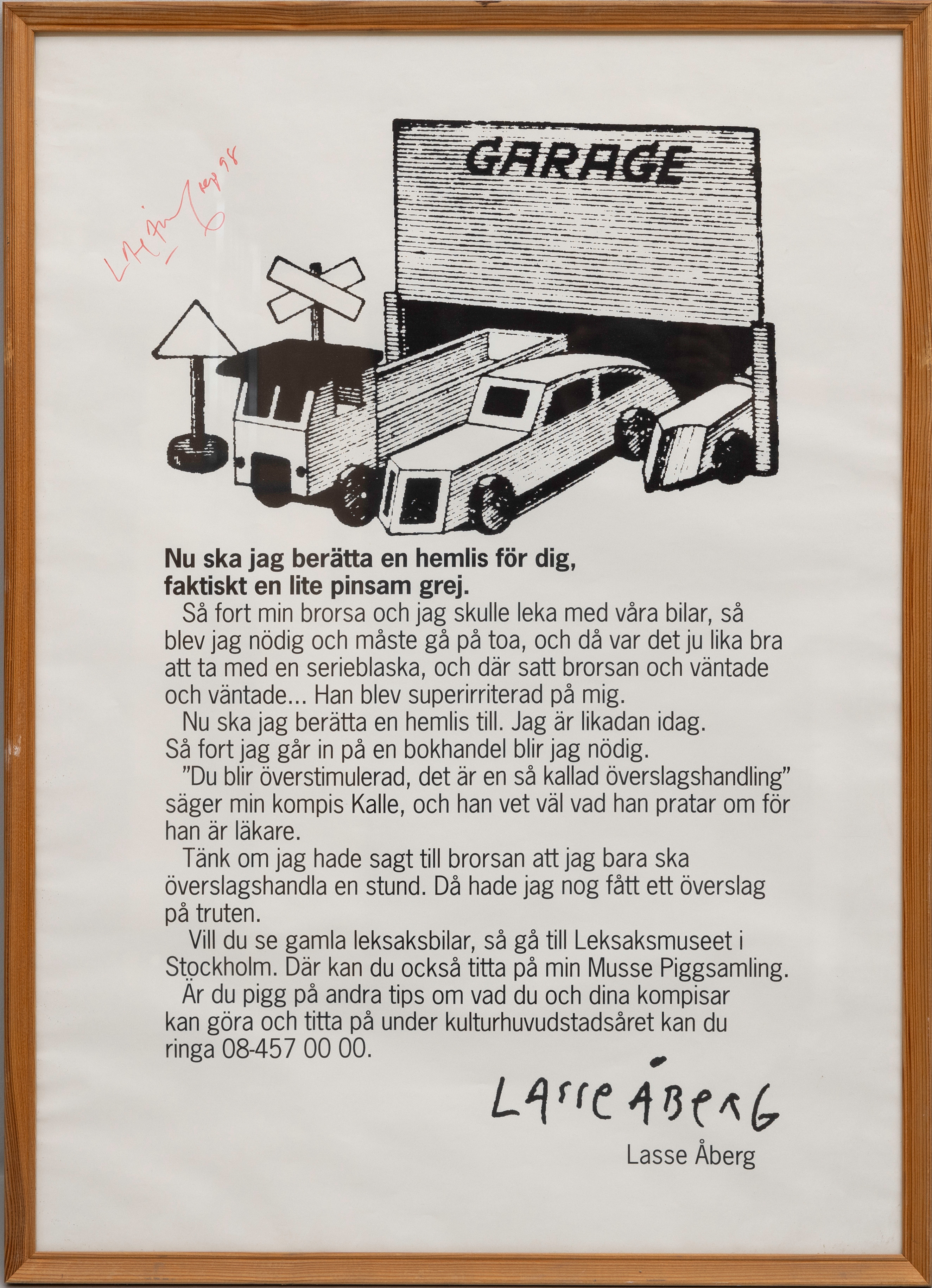 POSTER med teckning och berättelse av Lasse Åberg, för utställning på Leksaksmuseet i Stockholm, signerad och daterad, sep -98.