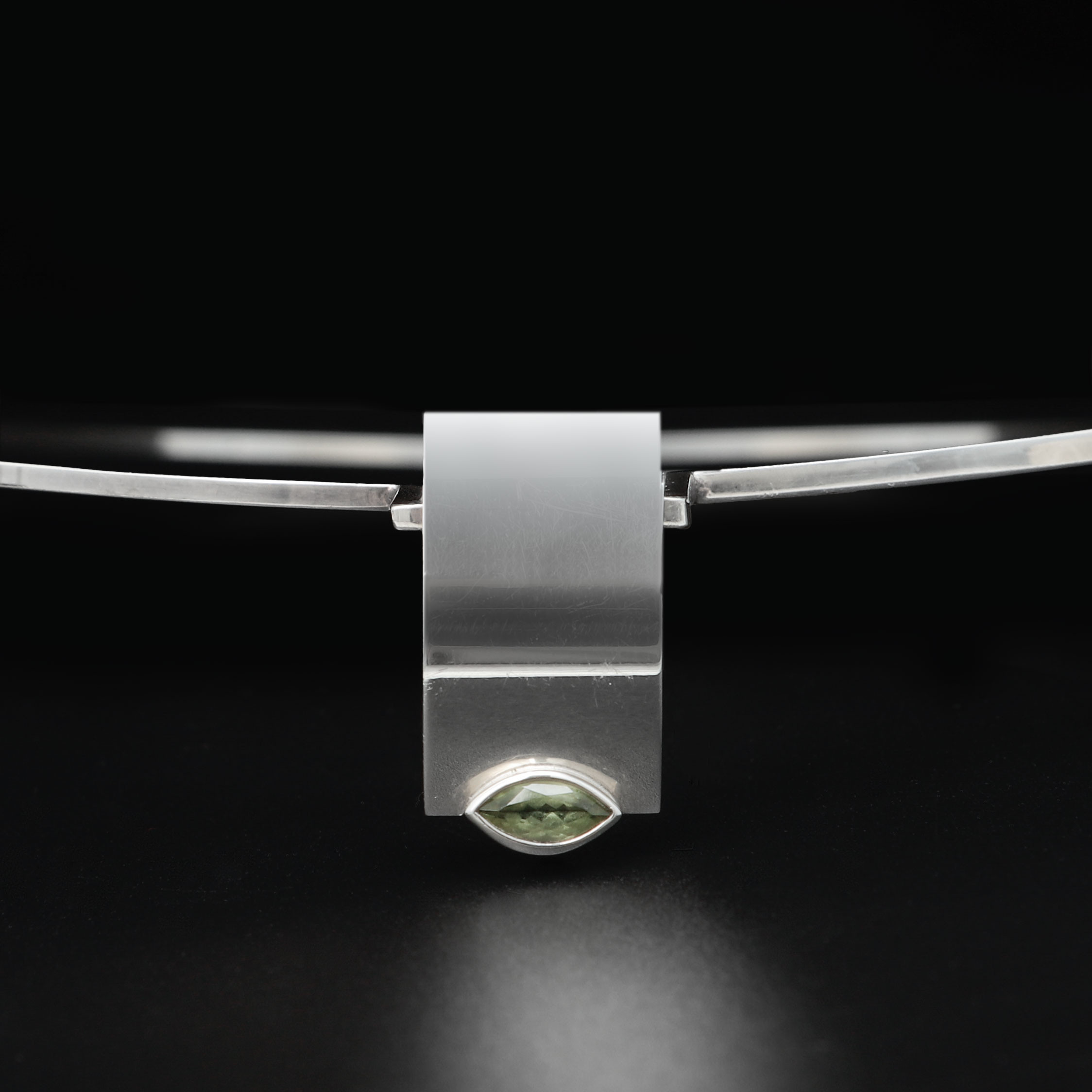 HALSRING med HÄNGE, silver, peridot, Kalevala Koru, 1997.