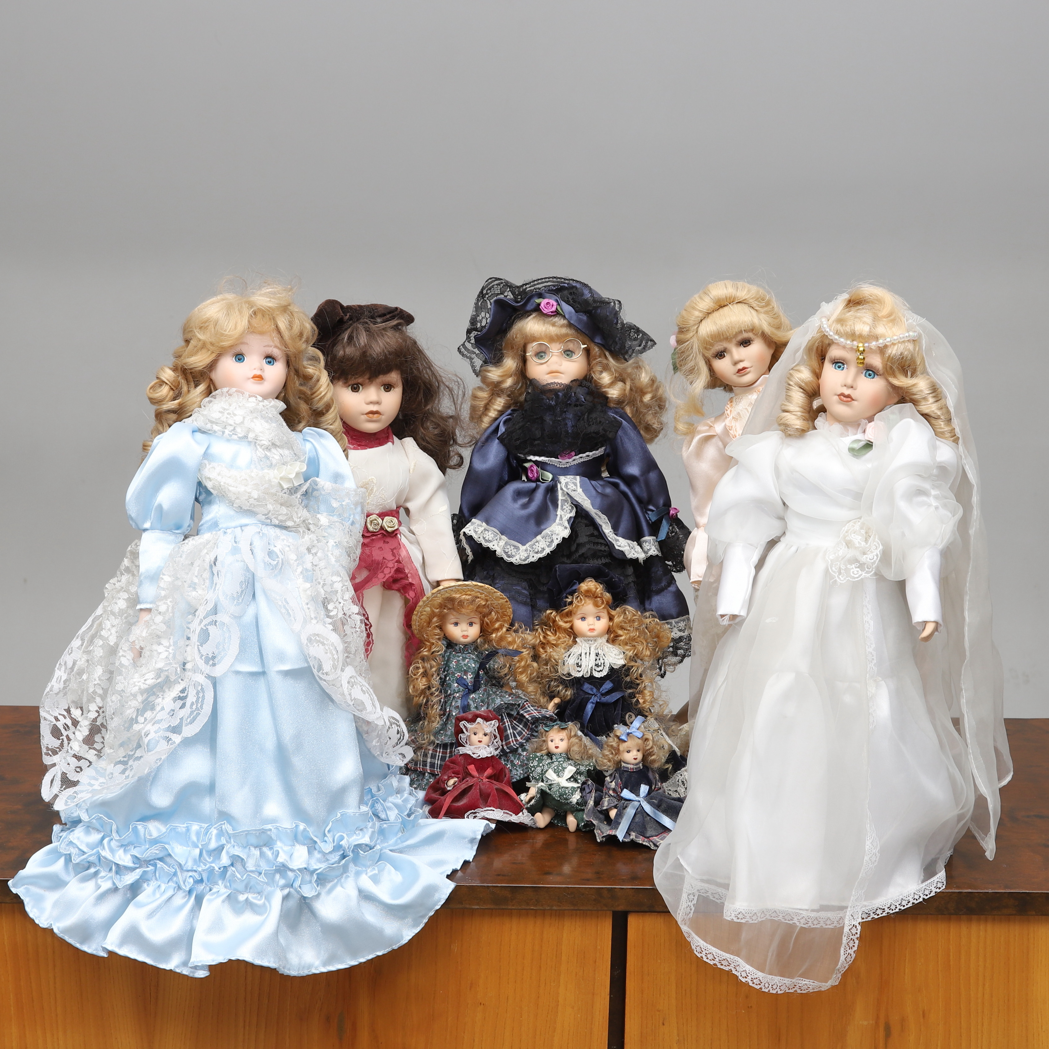 PORSLINSDOCKOR, 10 st, porslin och textil, 19/2000-tal.