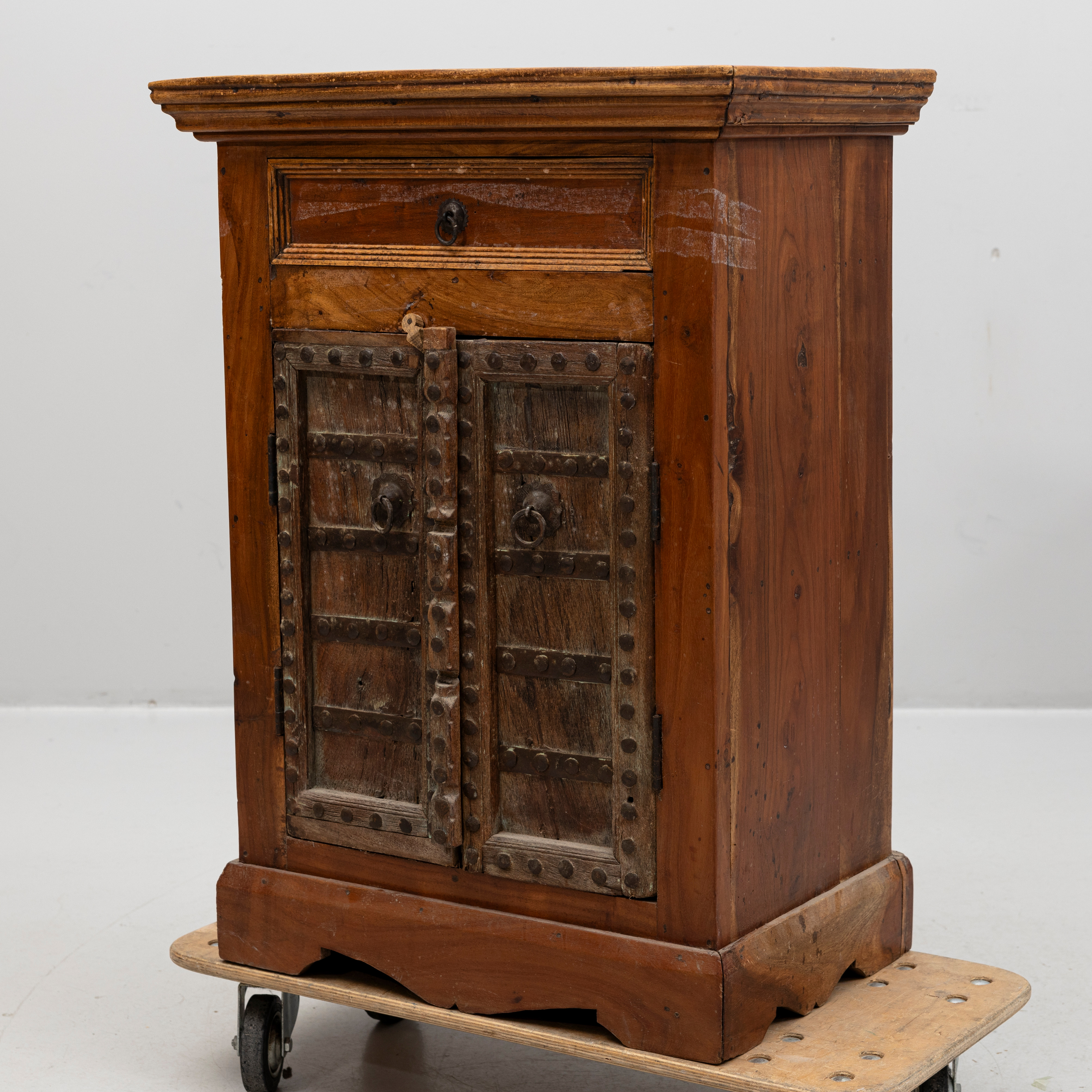 SKÅP, troligen Indien, trä, med äldre dörrar, 1900-tal.