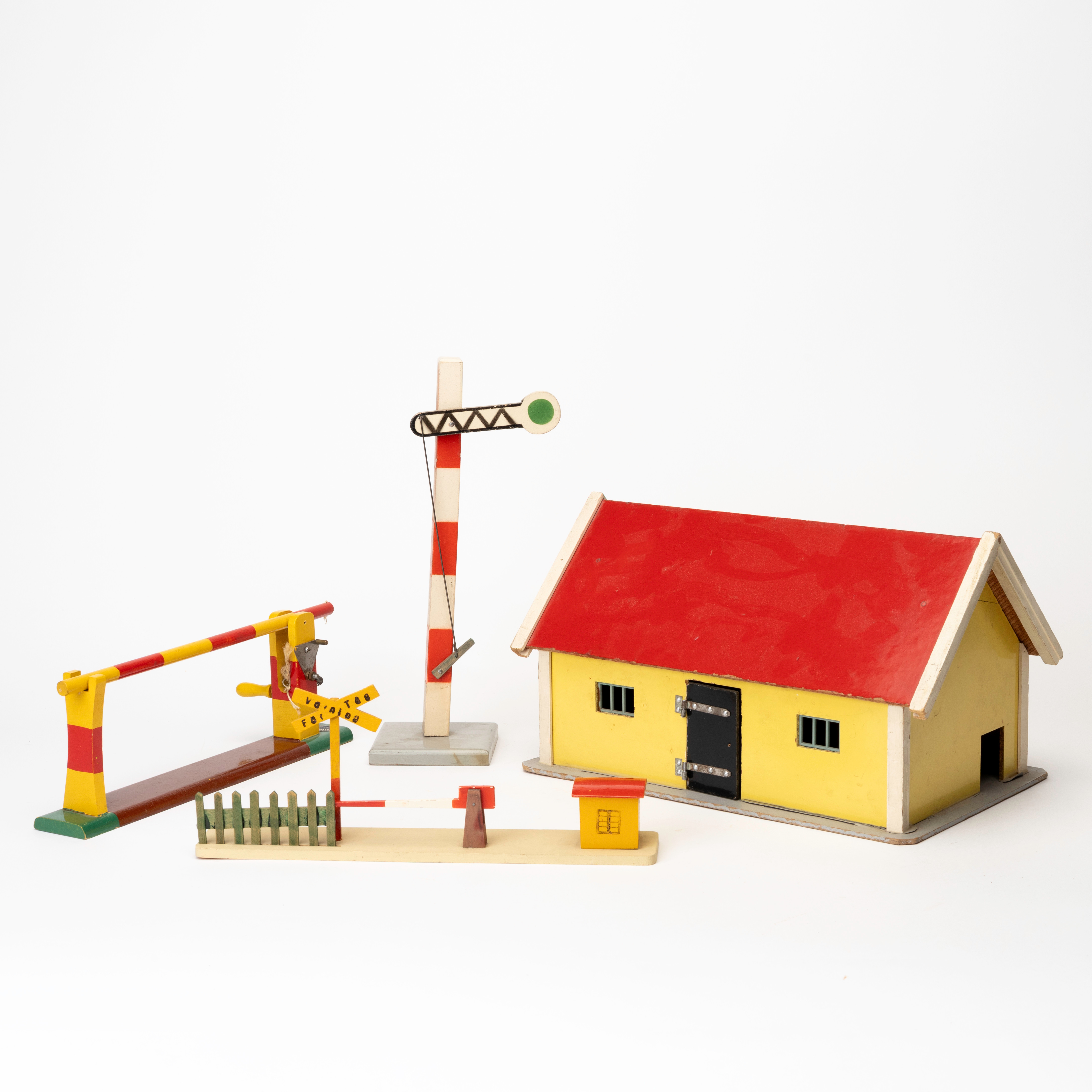 STATIONSHUS, BOM, JÄRNVÄGSÖVERGÅNG samt JÄRNVÄGSSIGNAL, bemålat trä, olika tillverkare, bla Brio och Tumick, Gemla, 1900-tal.