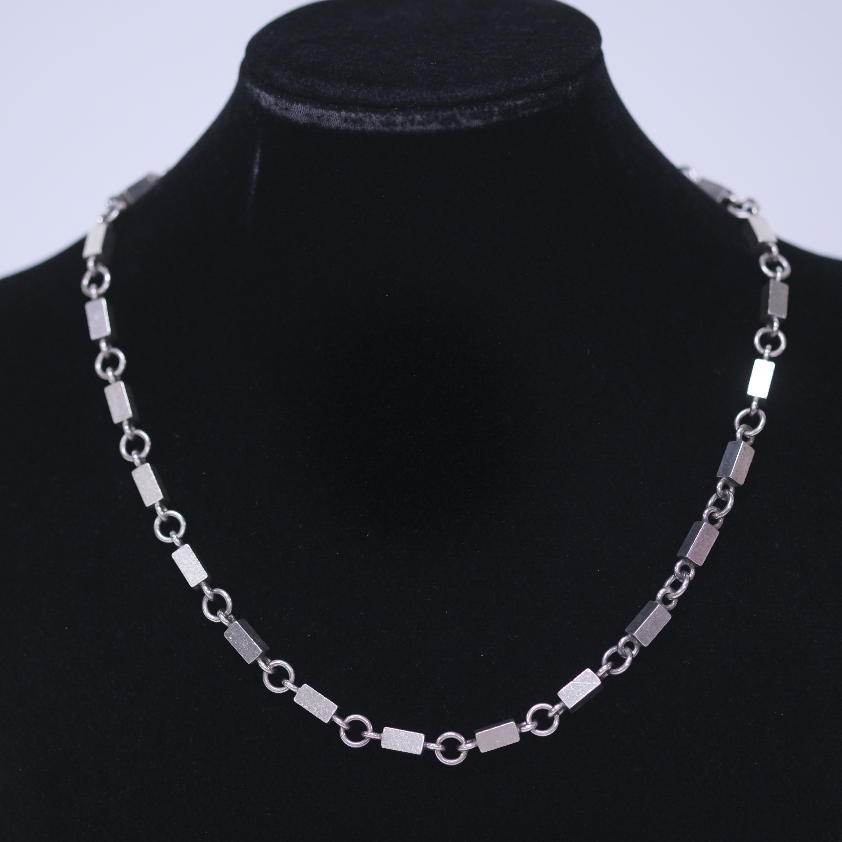 WIWEN NILSSON. COLLIER MED STAVAR OCH RINGAR.