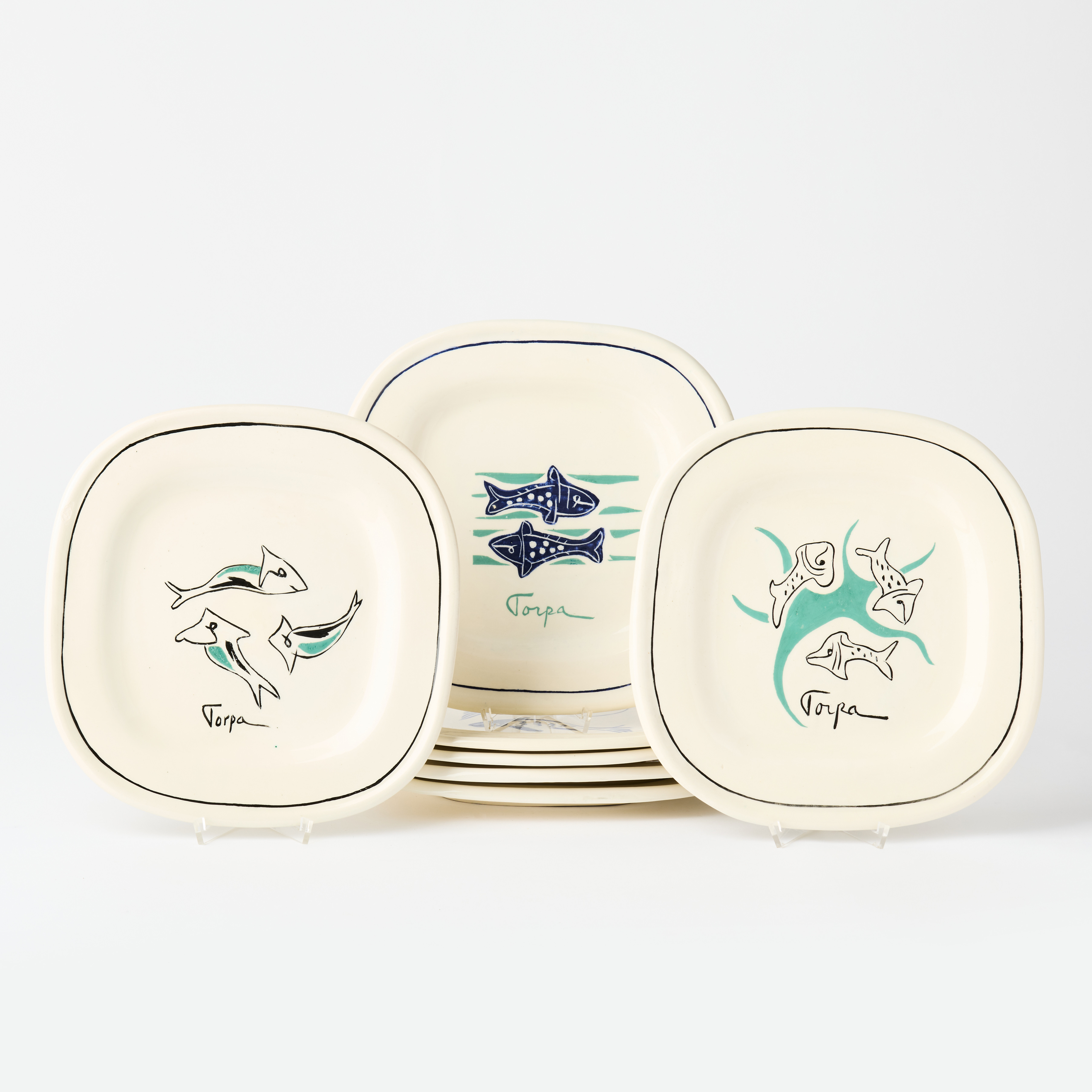 HANS HEDBERG. Tallrikar, 7 stycken, Biot, Frankrike, keramik med bemålning av fiskar och namnet "Torpa".