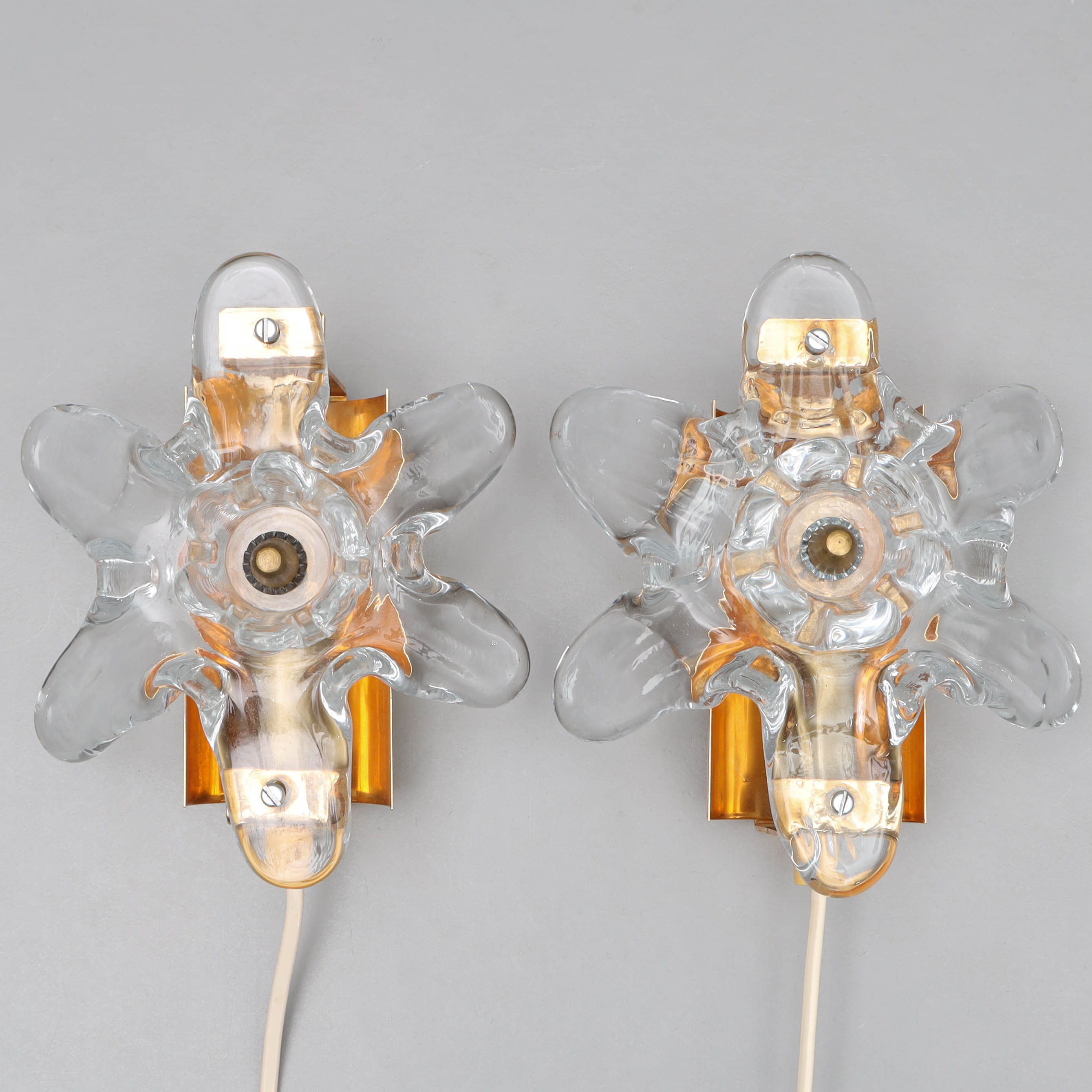 VÄGGLAMPOR, ett par, mässing och gjutet glas, 1900-talets mitt.