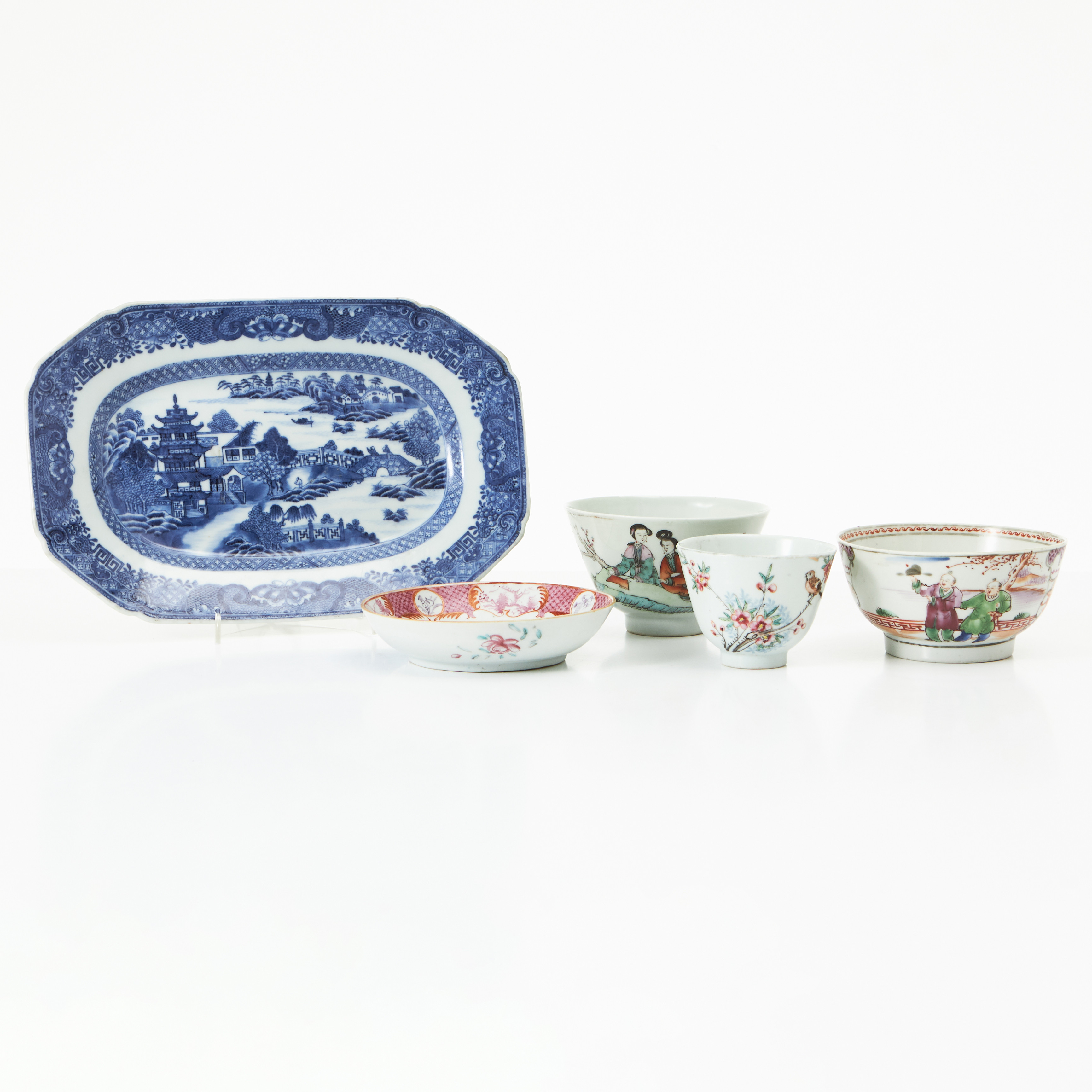 PARTI PORSLIN, 5 delar, Kina, 17-1900-tal, dekor i famille rose samt blåvit underglasyr.
