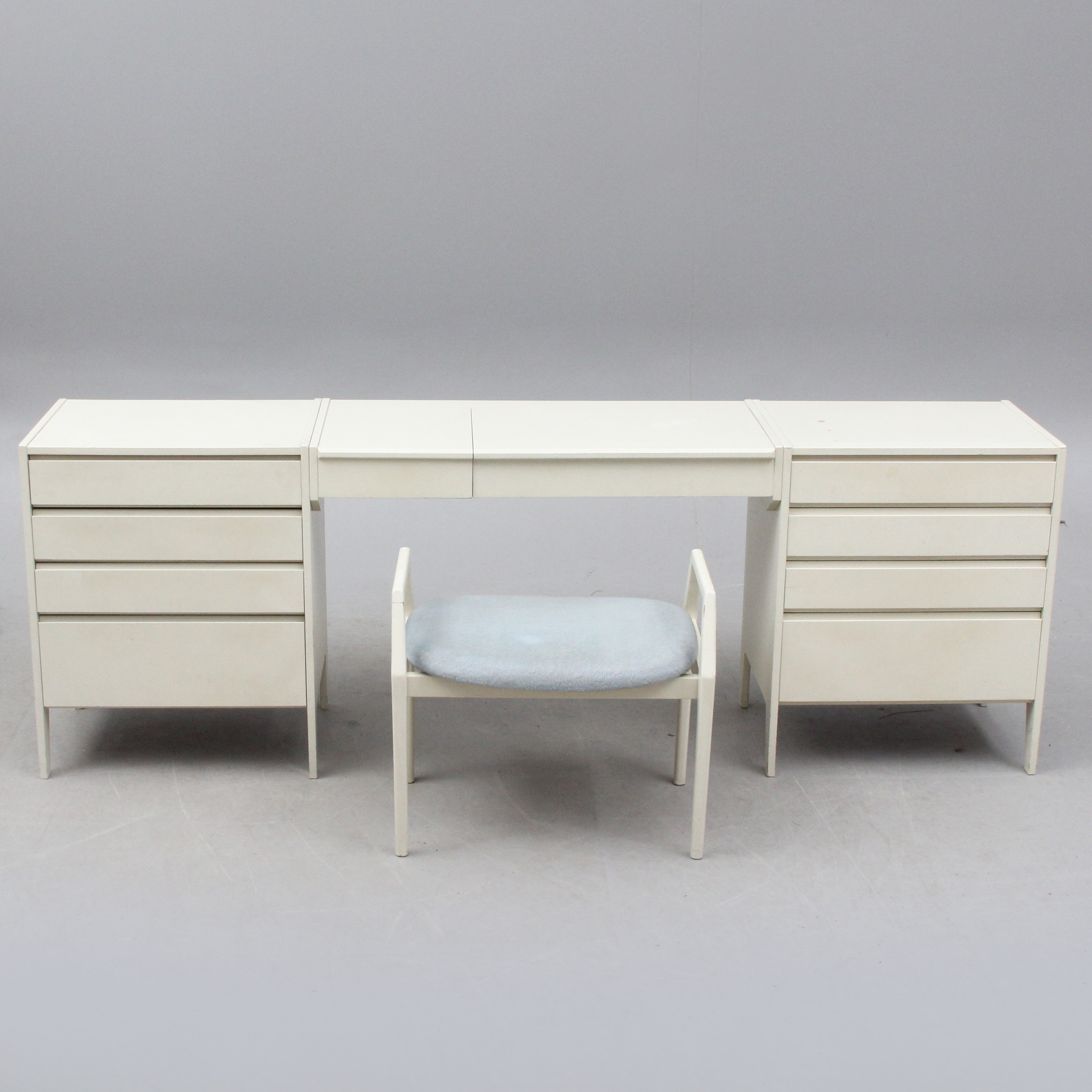 SMINKBORD, med HURTSAR, 2 st, och PALL.