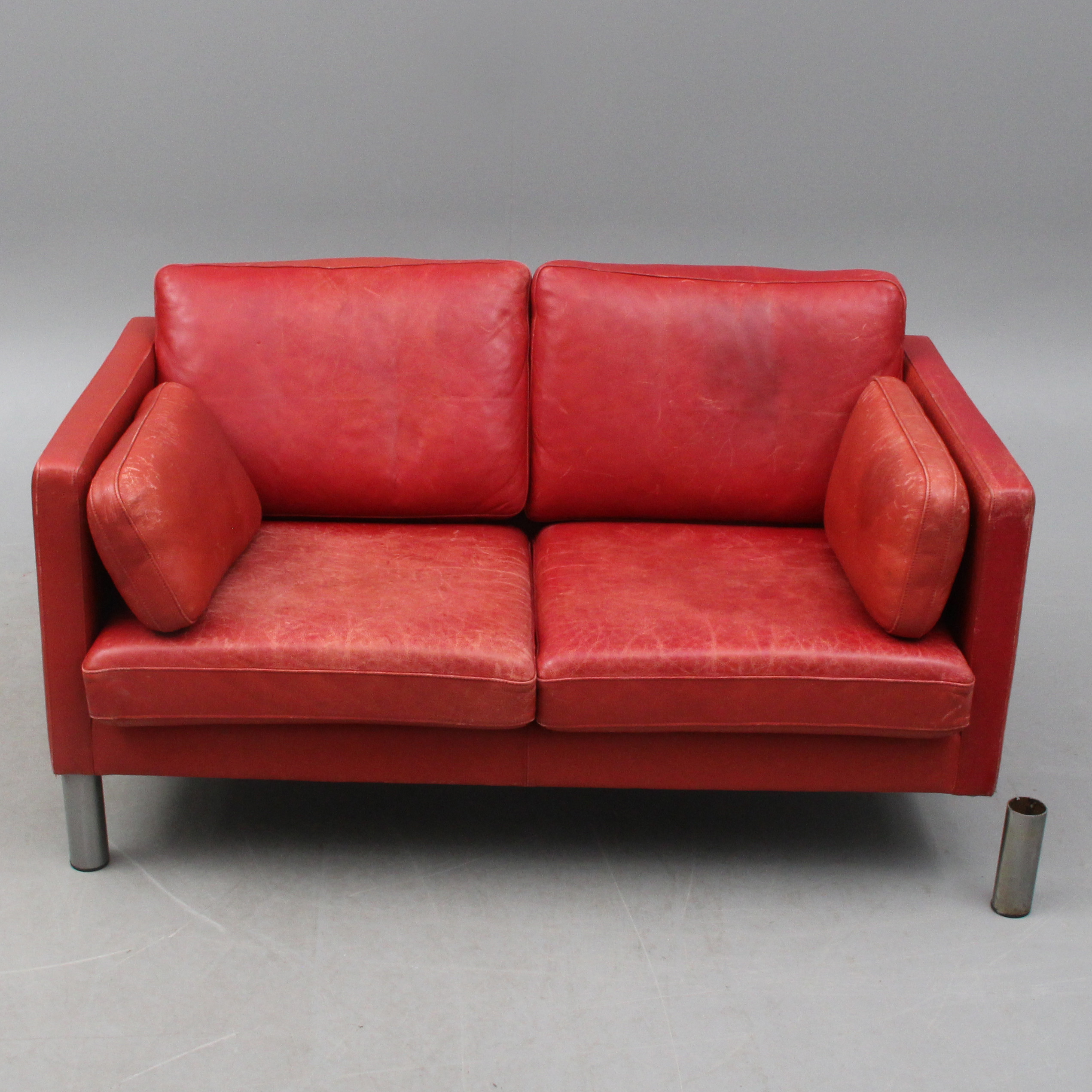 SOFFA, röd skinnklädsel, sent 1900-tal.