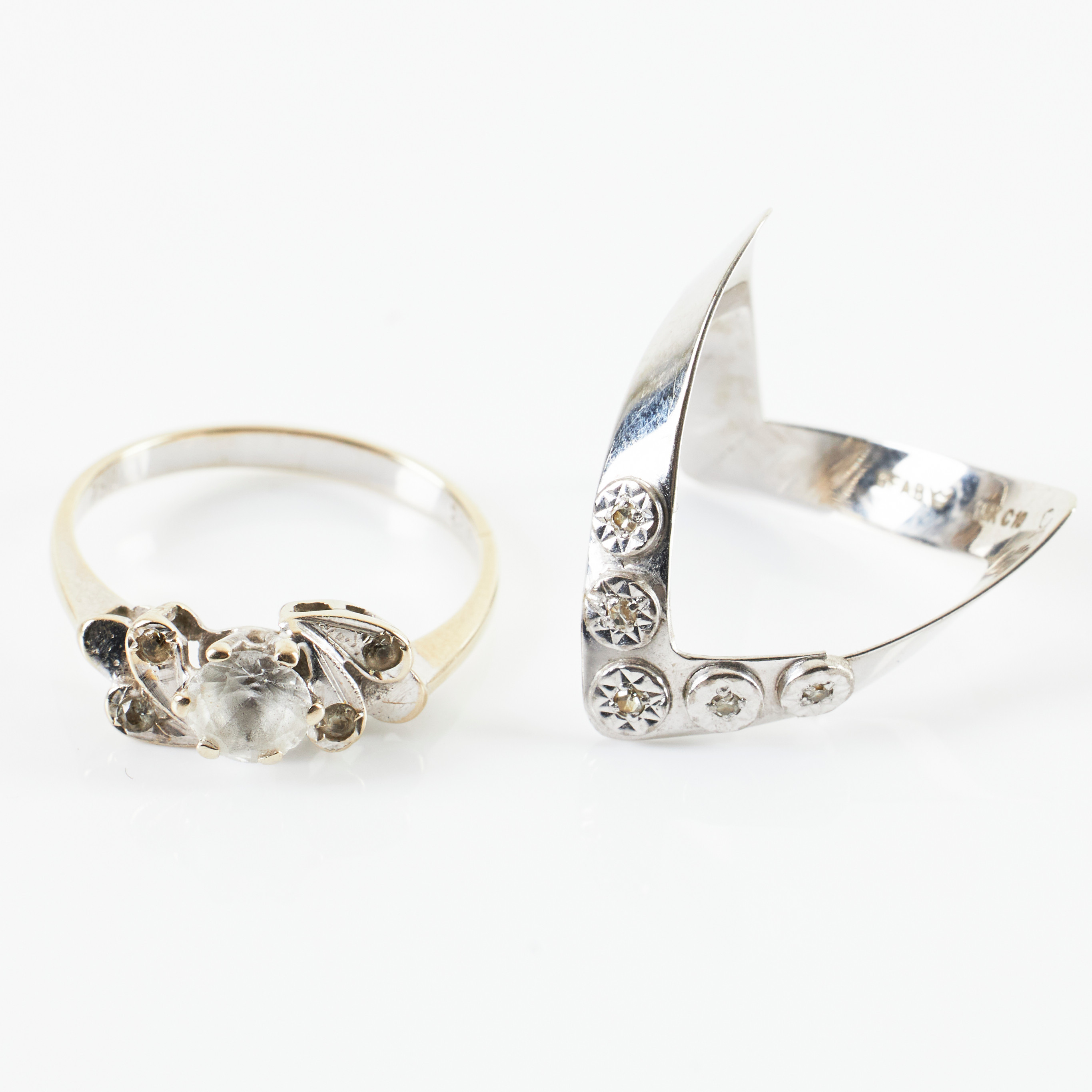 RINGAR, 2 st., 18 k vitguld, dekor med 5 små åttkantslipade diamanter, Guldfynd AB 1977 resp. dekor med fasettslipade vita stenar.