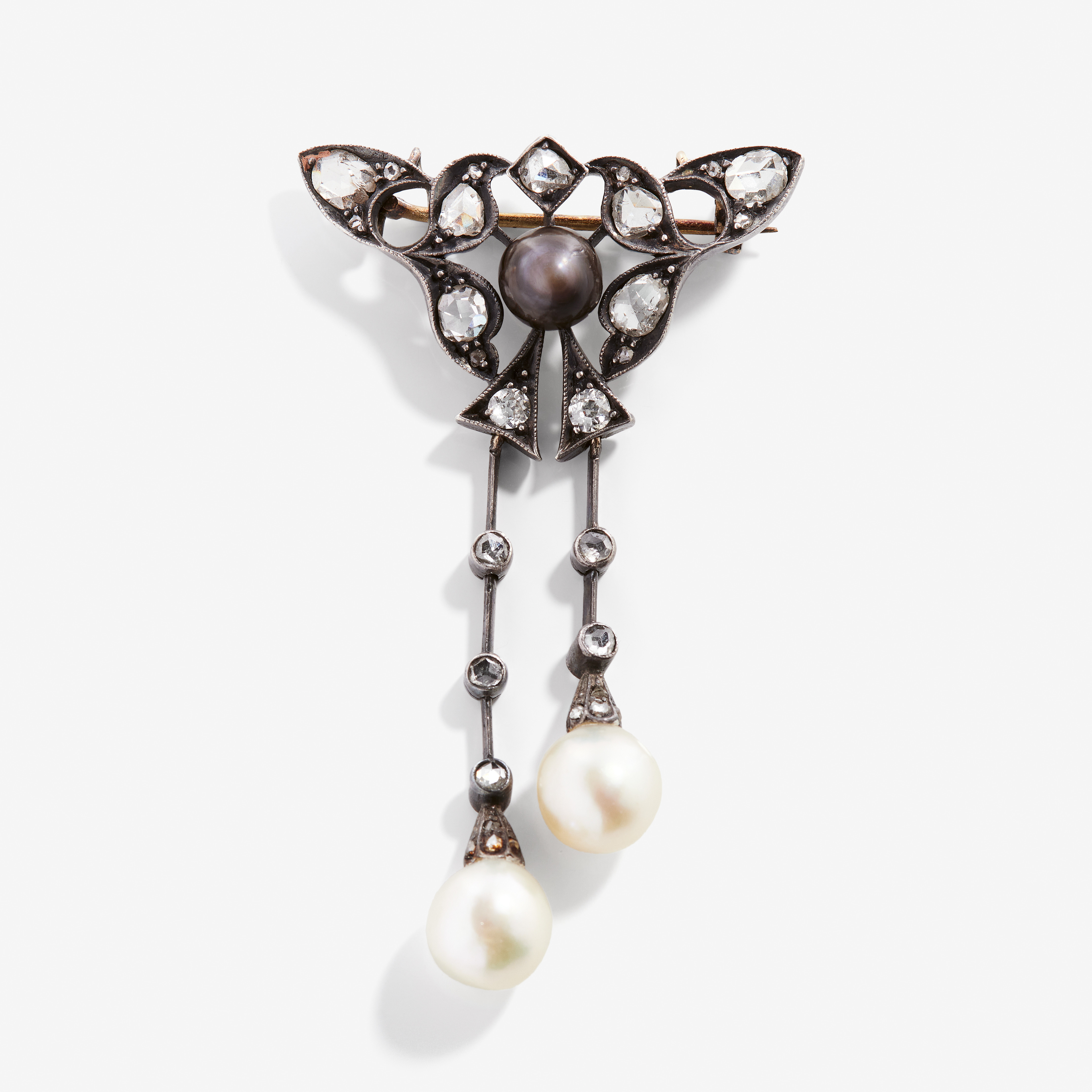 HÄNGE/BROSCH, så kallad negligée, silver, pärlor, sannolikt naturliga och odlade occh diamanter, transition, omkring sekelskiftet 1900, nederländsk importstämpel.
