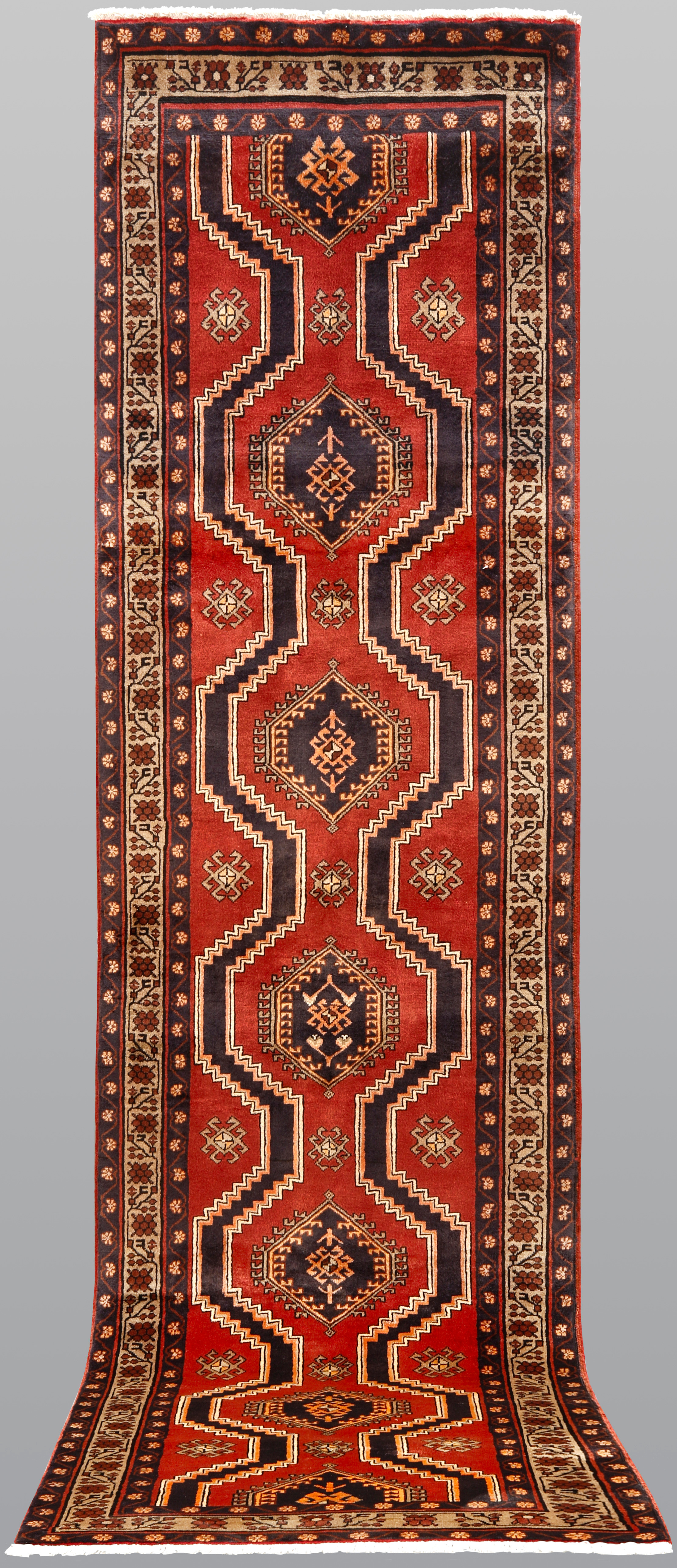 ORIENTMATTA. Täbriz gallerimodell, 388 x 104 cm.