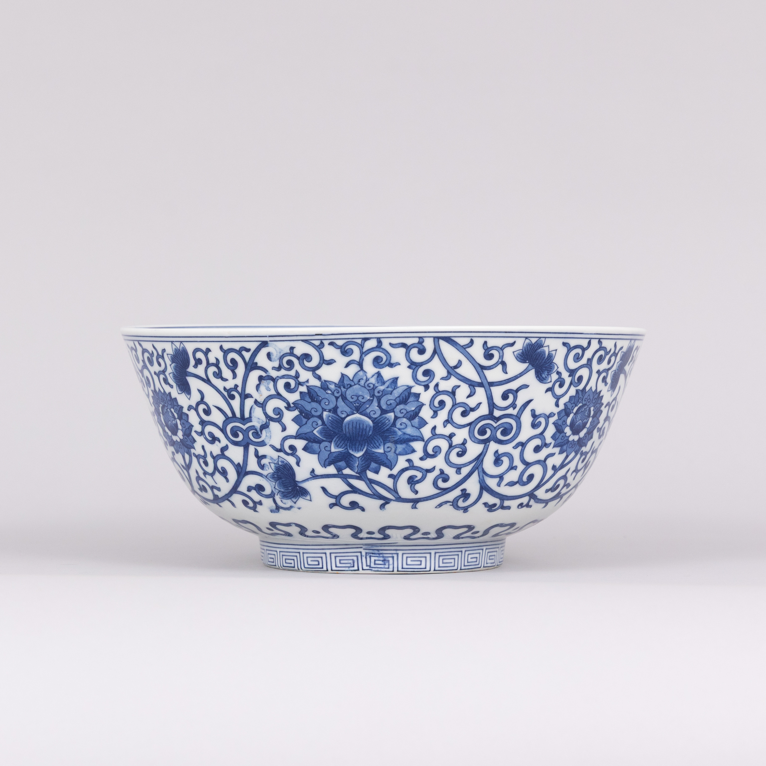 STOR SKÅL, blåvitt porslin, sannolikt 1900-talets senare del, Kina.
