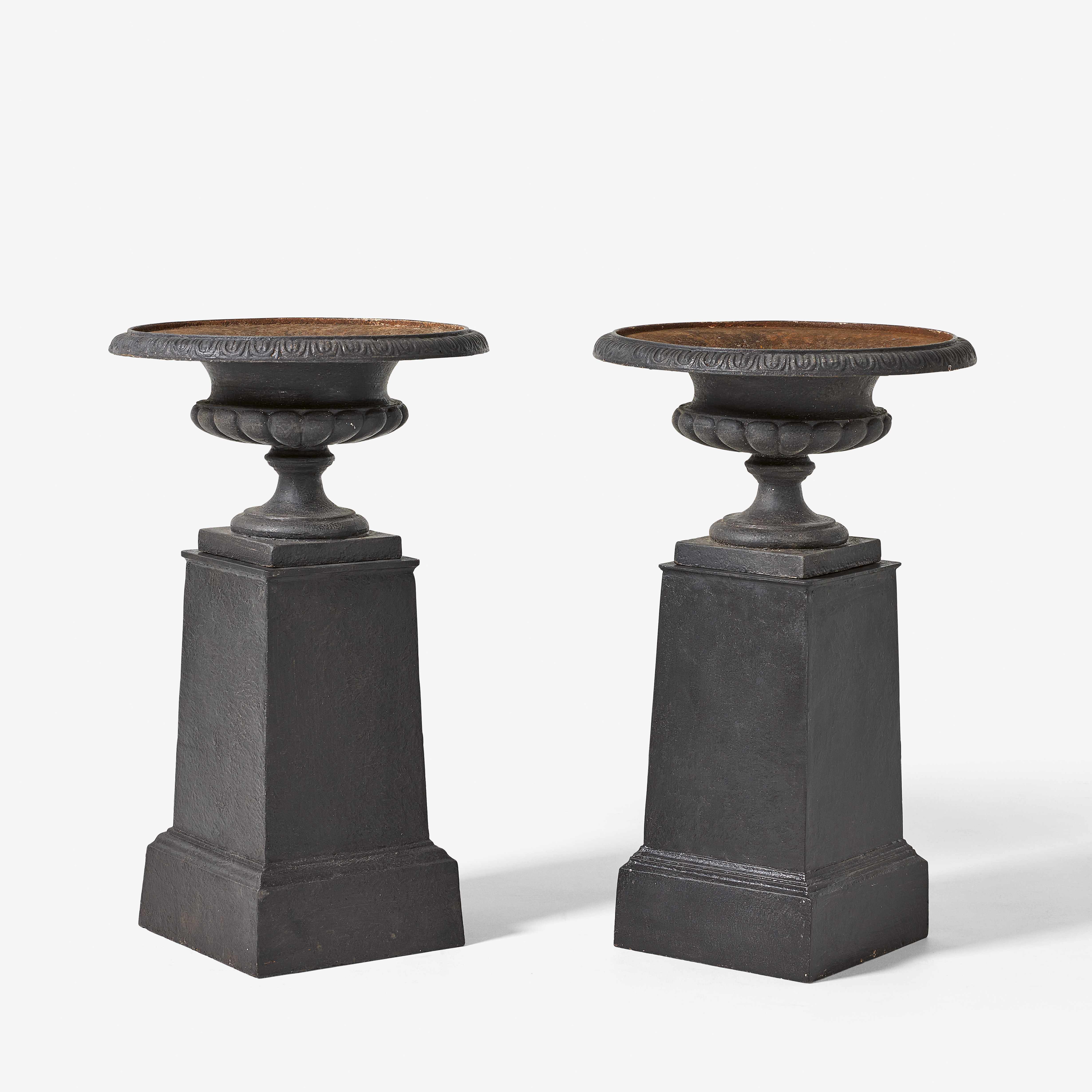 TRÄDGÅRDSURNOR, ett par, Viktorianska, England 1800-talets andra hälft, campanaform, mörkpatinerad gjutjärn.