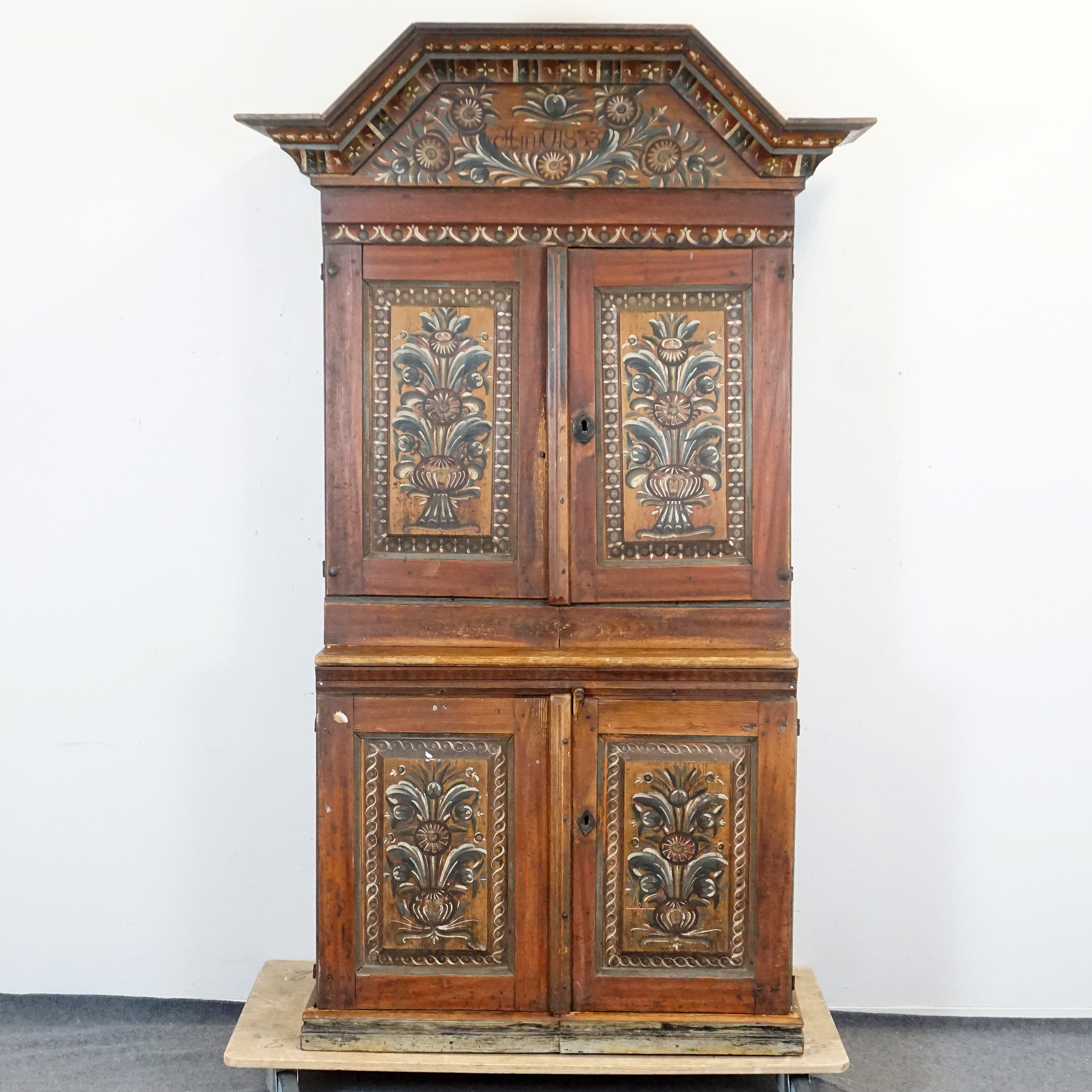 SKÄNKSKÅP. "Kronskåp", allmoge, sannolikt Dalarna, bemålat trä, daterad 1833.