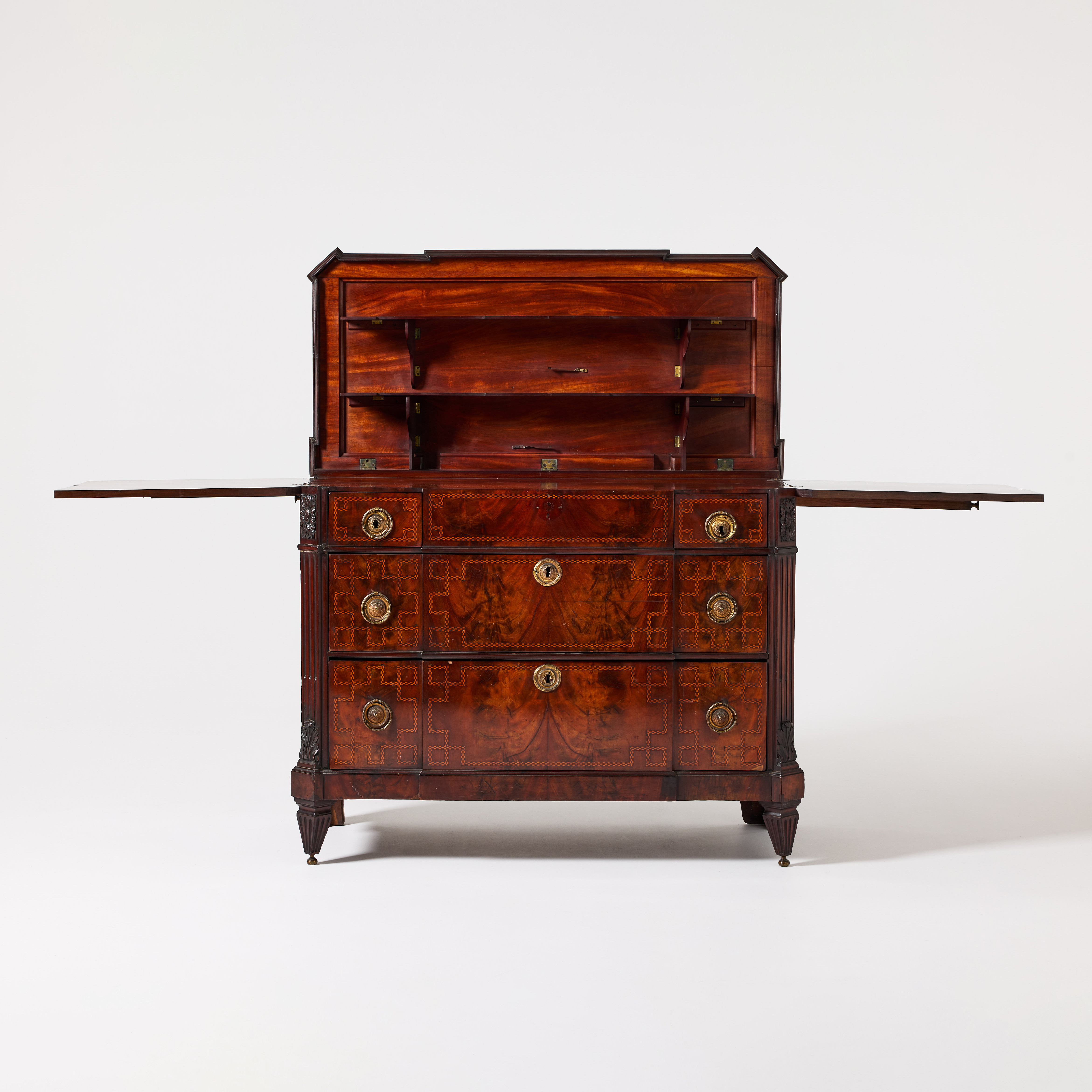 EDWARDS & ROBERTS (möbelfabrikör i London 1845-1899), byrå med serveringsställ, viktoriansk, stämplad EDWARDS & ROBERTS, stomme i ek, fanerad och massiv mahogny, beslag i mässing.