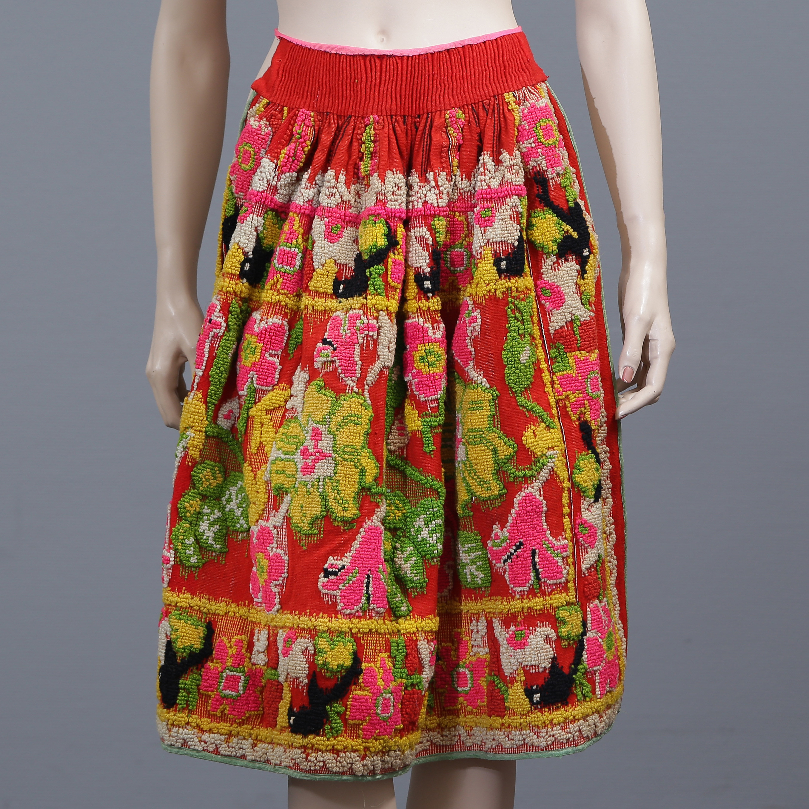 FÖRKLÄDE TILL TRADITIONELL FOLKDRÄKT, PORTUGAL, 1900-TAL.