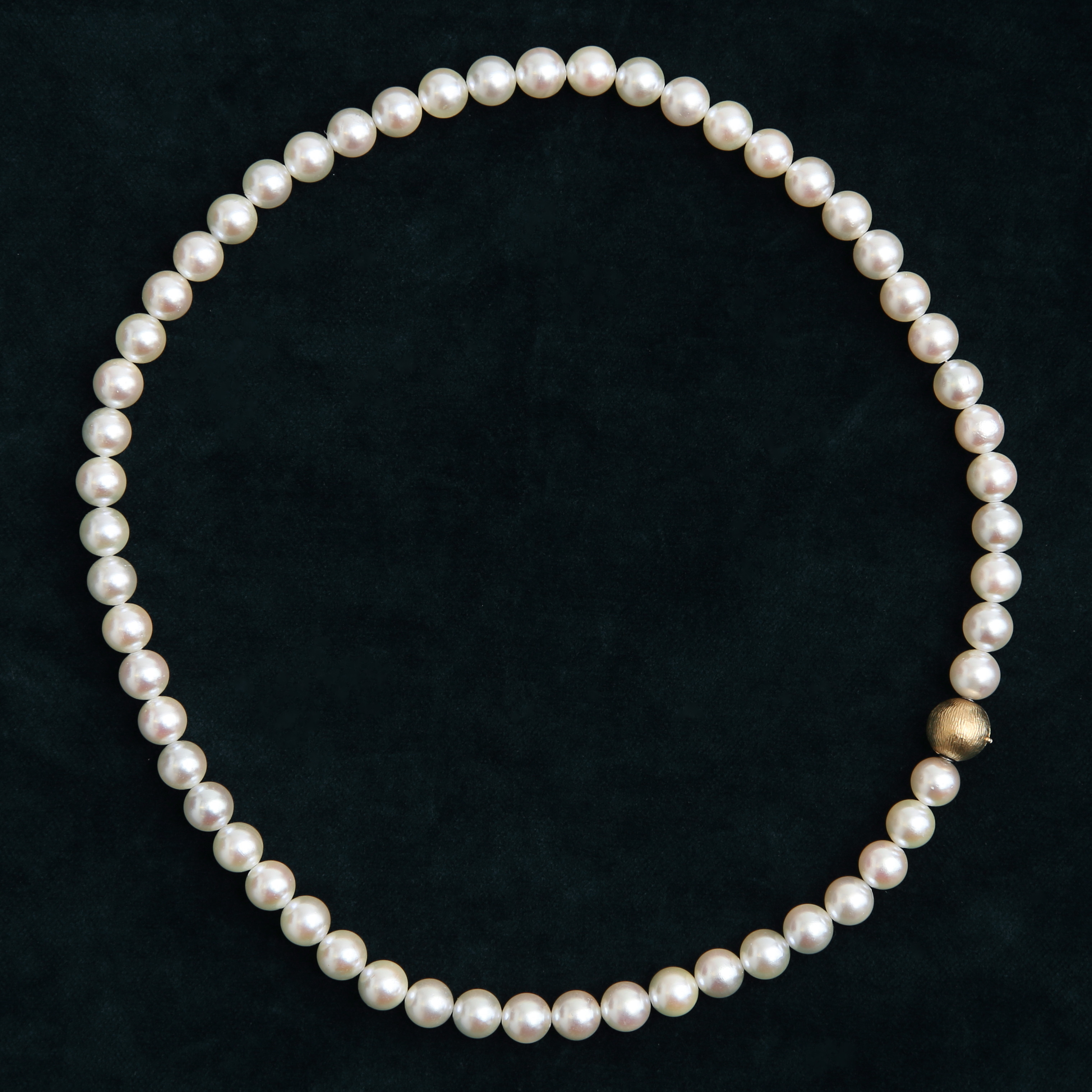 OLE LYNGGAARD. Pärlcollier, med kullås, 18 k guld.