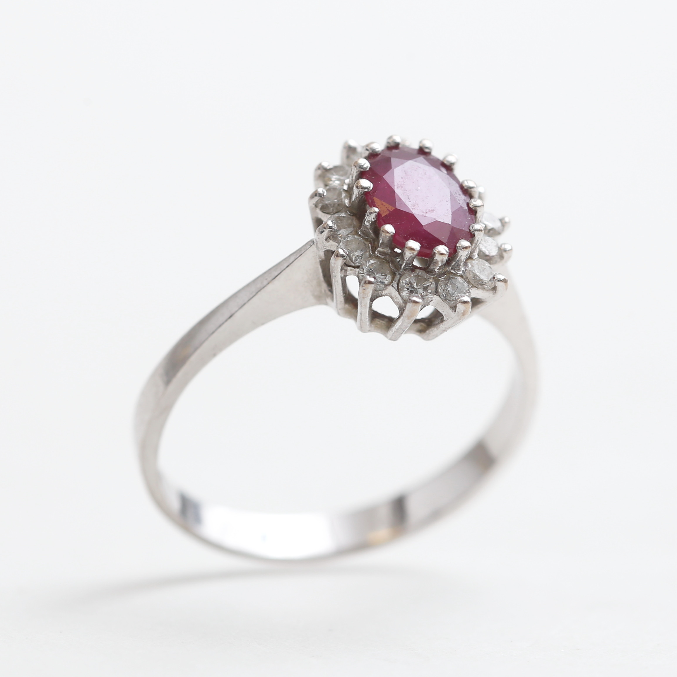 RING, 18 k vitguld, med safir och diamanter 0,28 ct, 3,59 gram.