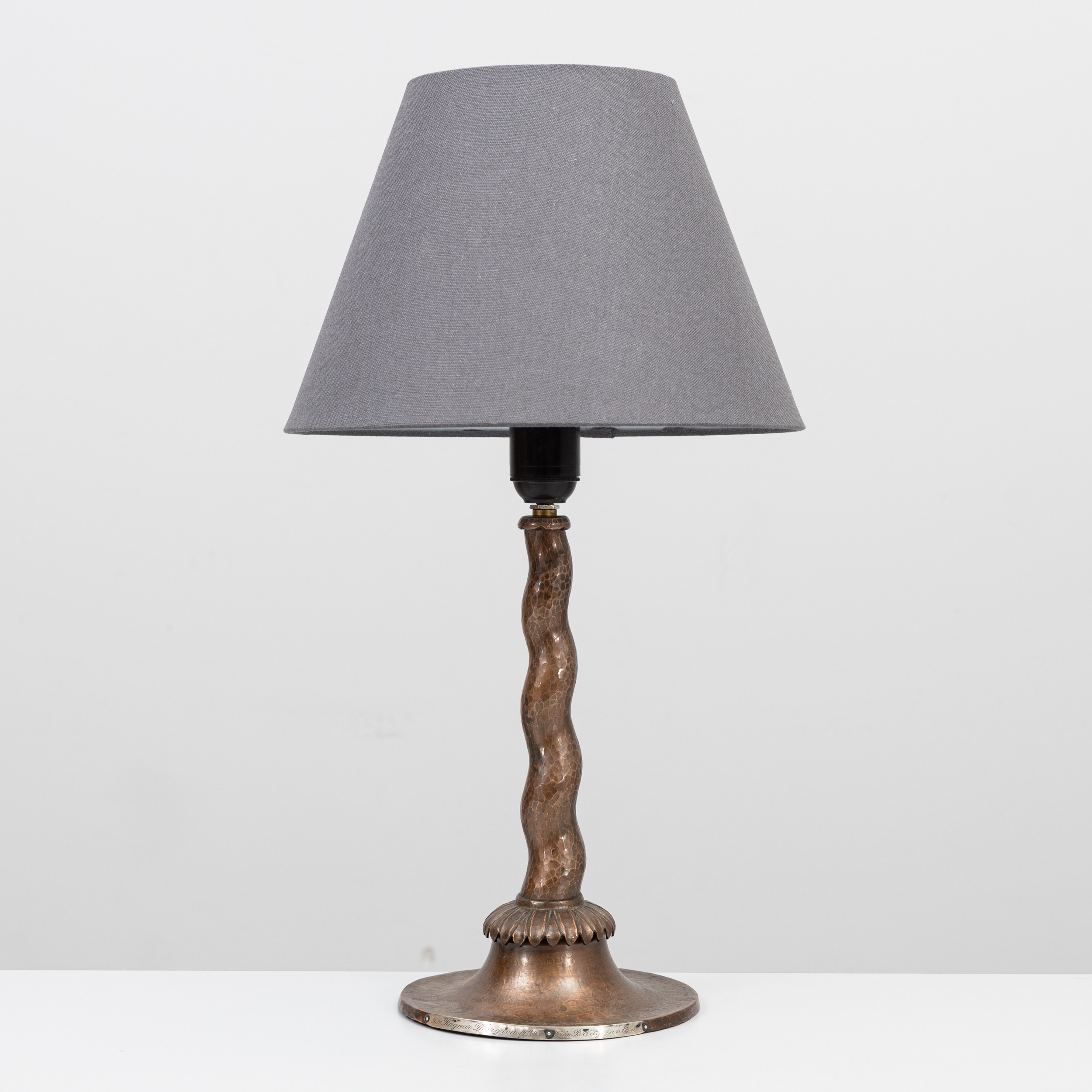 HARALD NOTINI. Bordslampa, modell 6839, koppar, för Arvid Böhlmarks Lampfabrik, Sverige, 1920-tal.