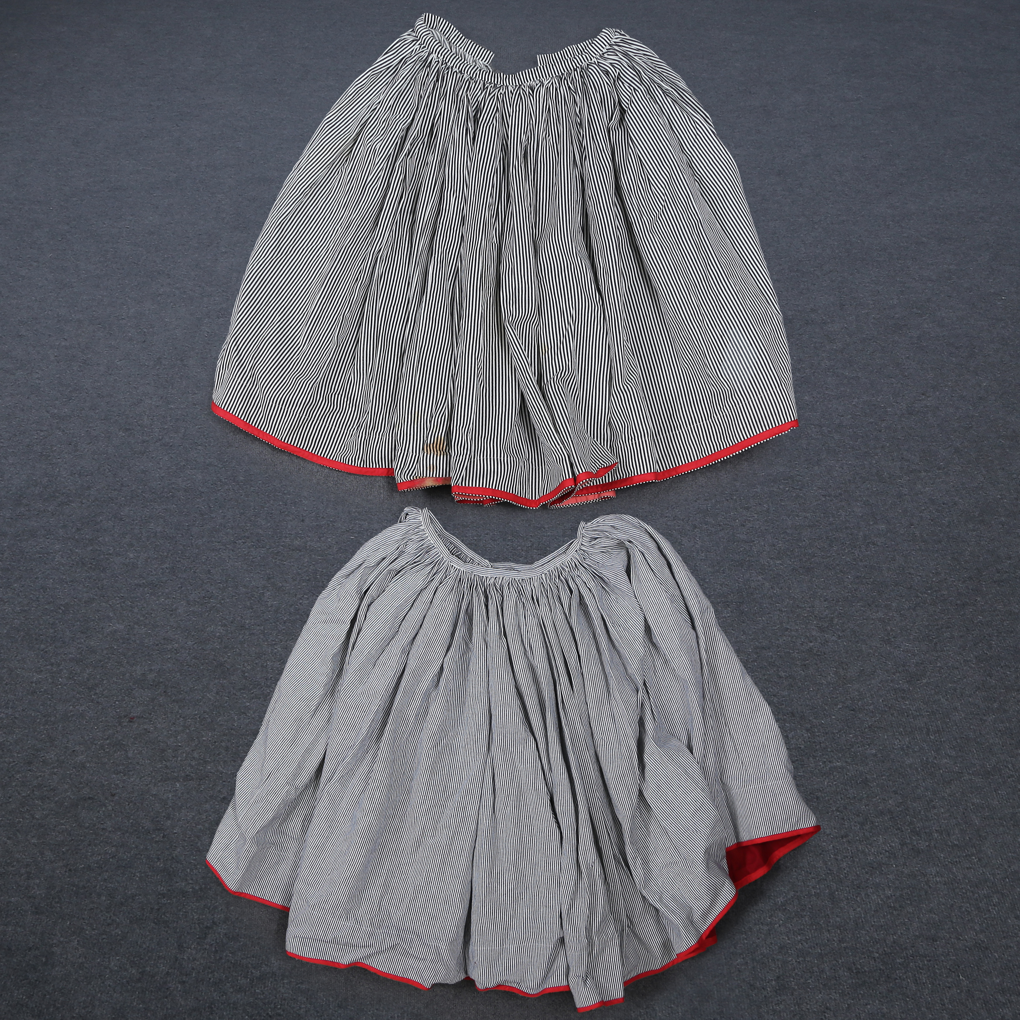 PARET KJOLAR, RANDIGA, POLEN, 1900-TAL.