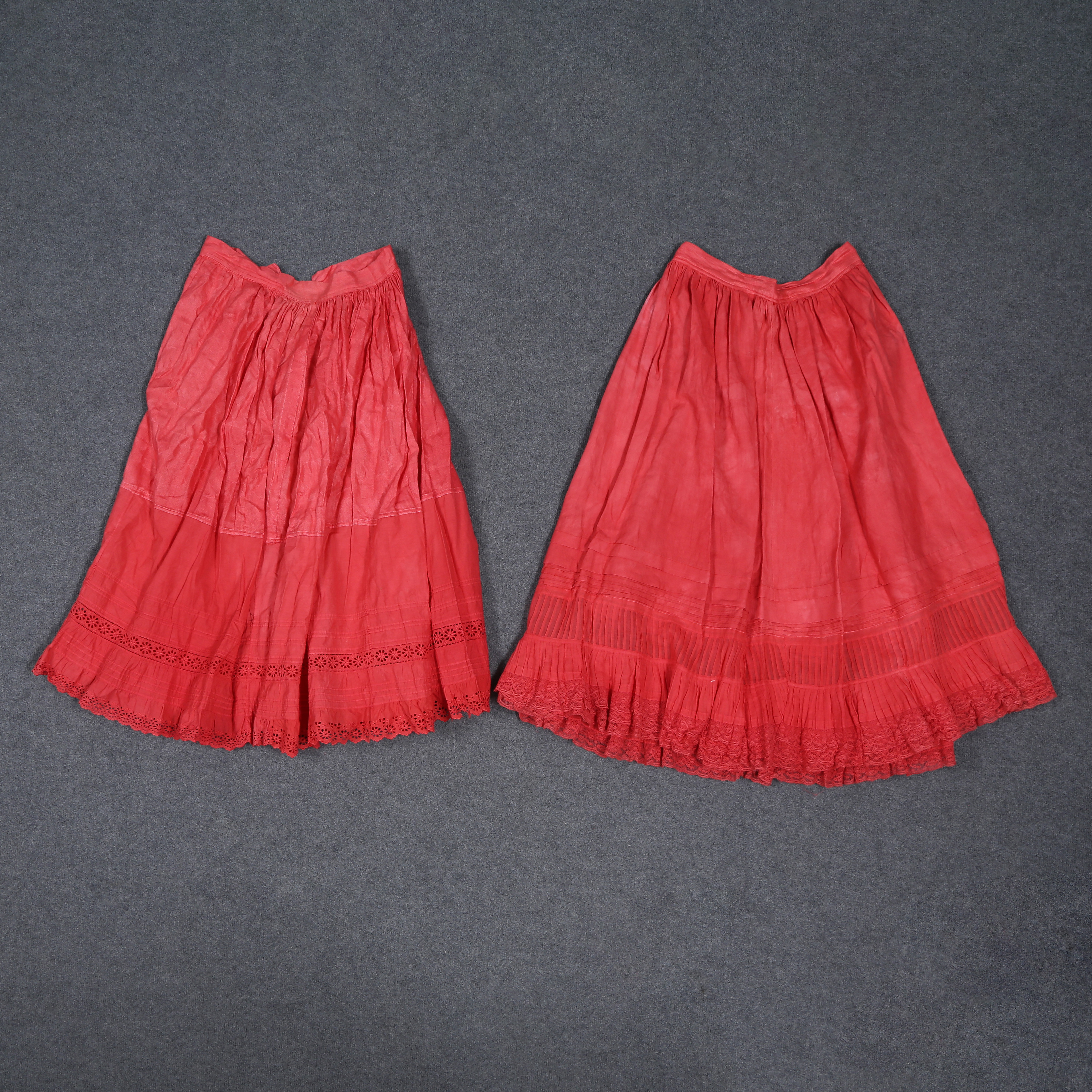 PARET KJOLAR, KORALL, POLEN, 1900-TAL.