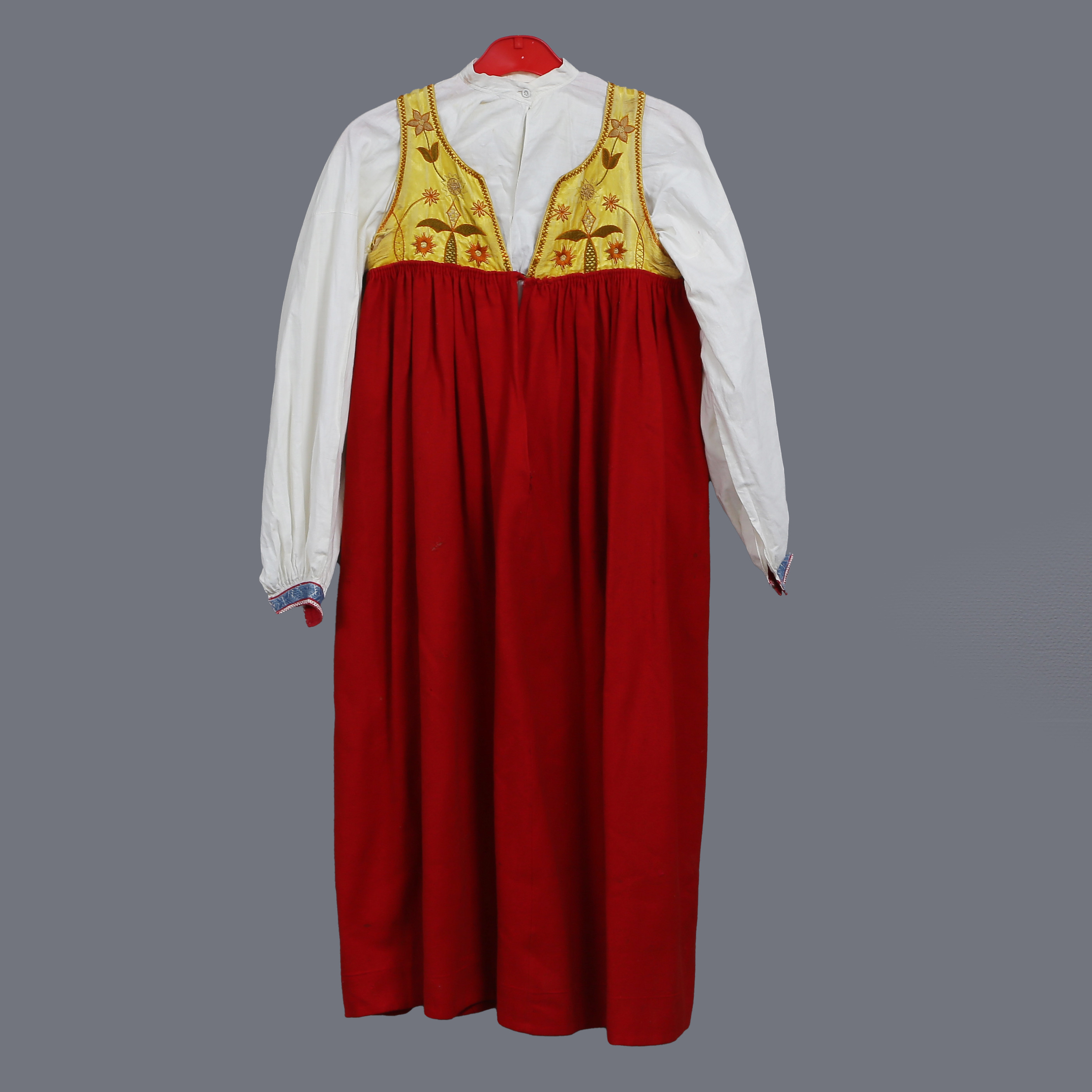 TRADITIONELL FOLKDRÄKT TILL BARN, VINÅGERDRÄKTEN, SÖRMLAND, SVERIGE, 1900-TAL.