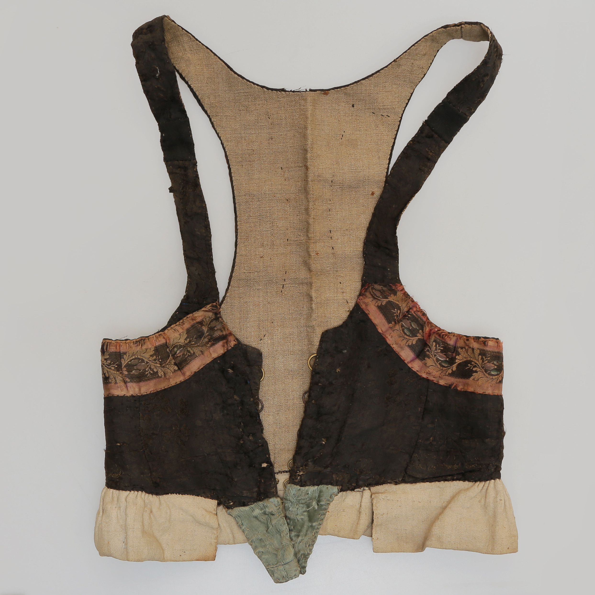 ÄLDRE HÖGTIDLIGT LIVSTYCKE TILL FLICKA, MÖRKBRUNT HALVSIDEN, HANDSYDD, SKYTTS HÄRAD SKÅNE, SENT 1700/ TIDIGT 1800-TAL.