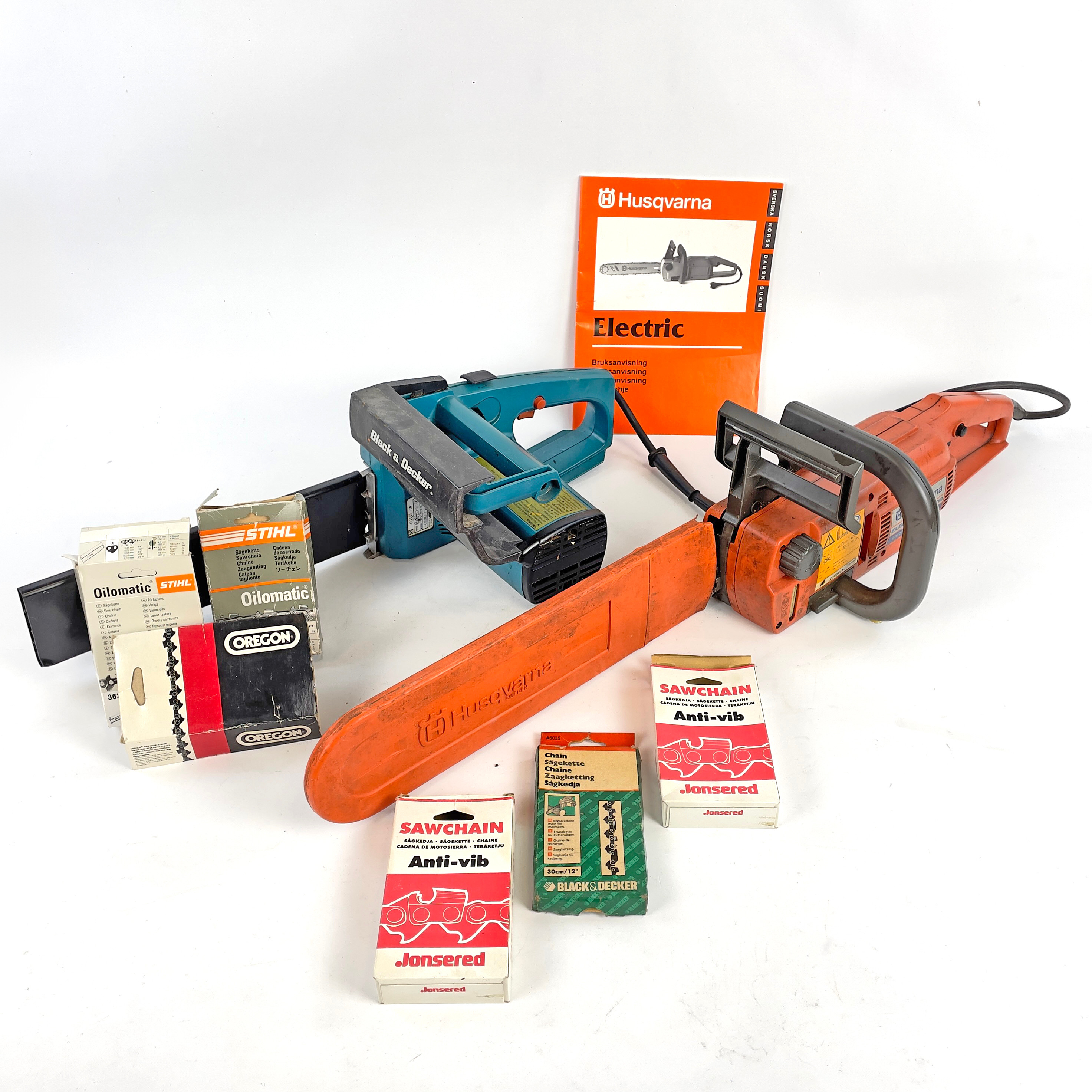 MOTORSÅGAR, 2 st. Husqvarna Electronic 1500, Black & Decker DN402B H1A, med extra sågkedjor.