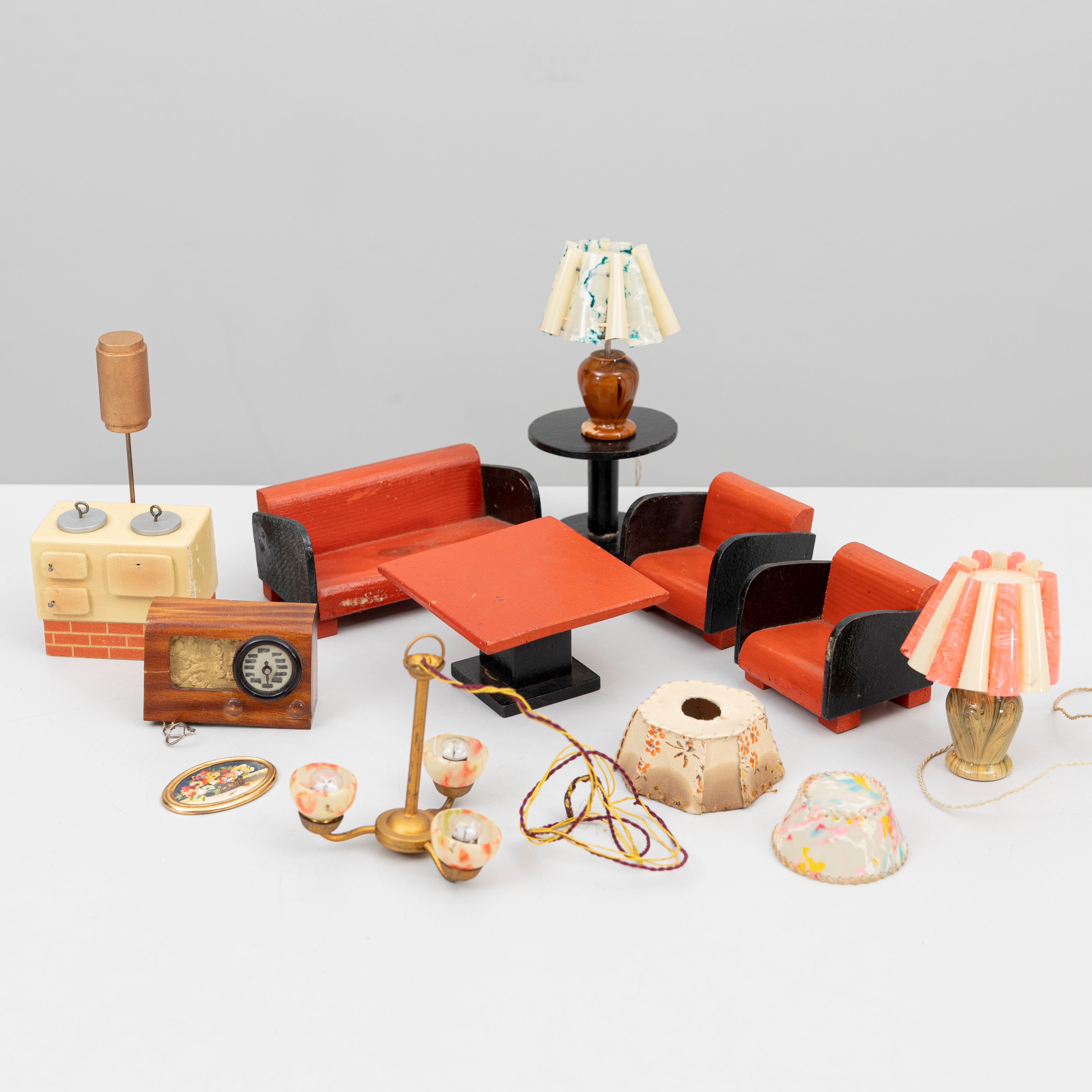 DOCKSKÅPSMÖBLER, 13 delar, bland annat soffgrupp, 1940-/1950-tal.