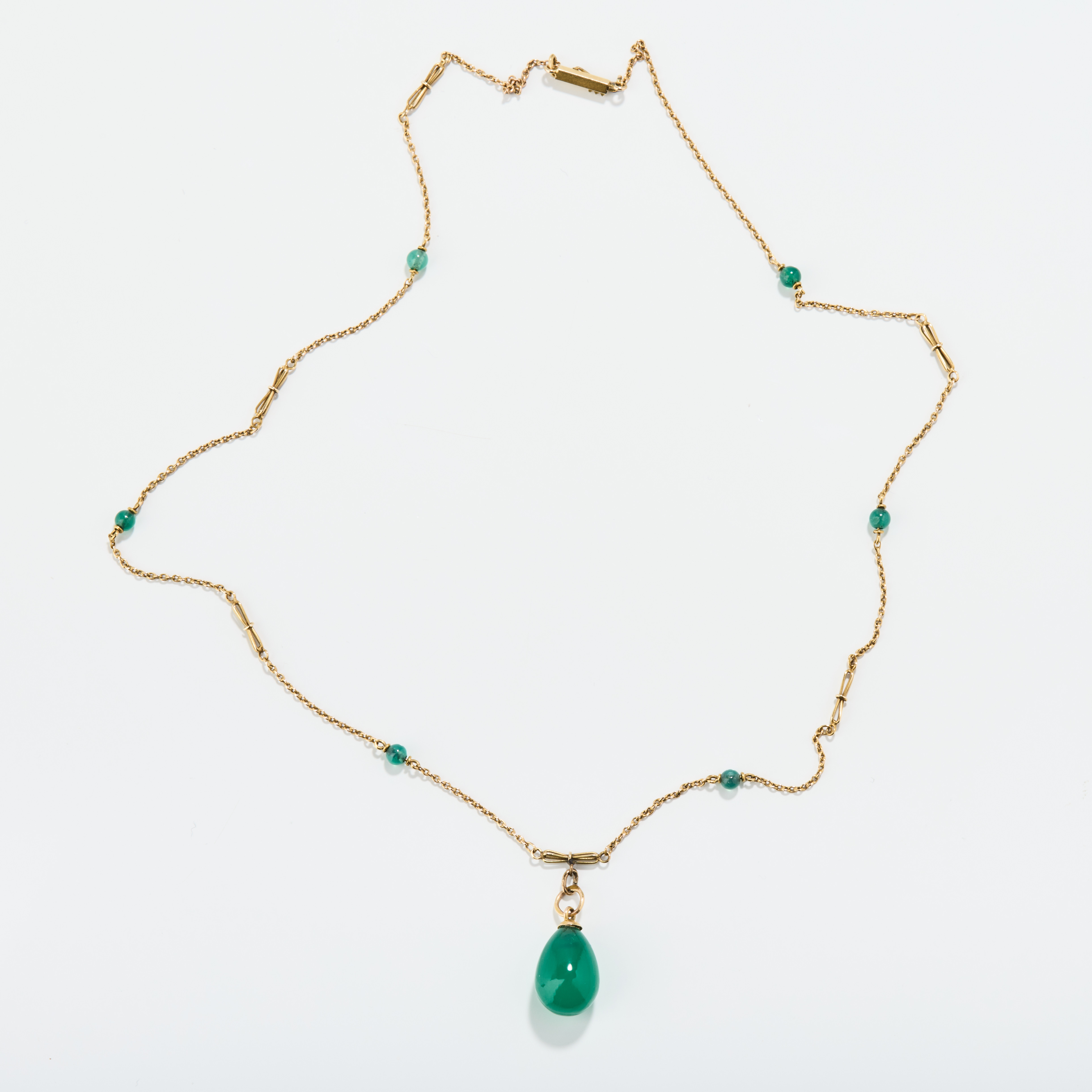 COLLIER, 14K guld med krysopras, Ryssland 1900-talets början samt ÖRHÄNGEN, ett par, 18K guld med krysopras, 1950-tal, svenska kontrollstämplar.