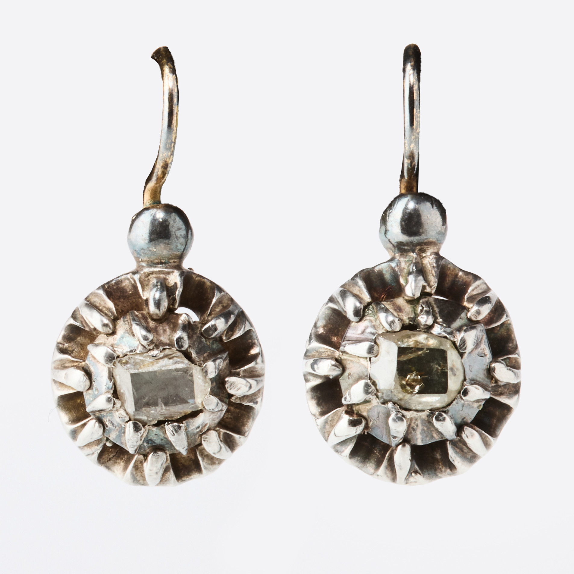 ÖRHÄNGEN, ett par, ca 18K guld, silver och diamanter, 1800-talets första hälft.