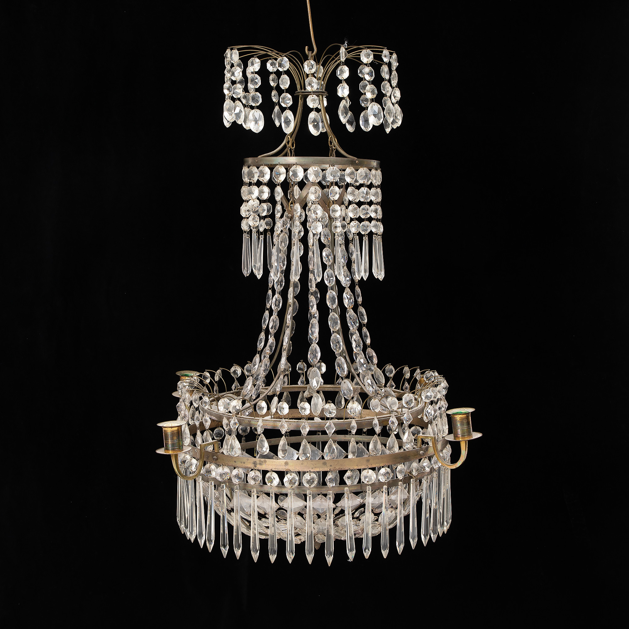 LJUSKRONA, sengustaviansk, omkring år 1800, för fyra ljus, stomme i mässing.