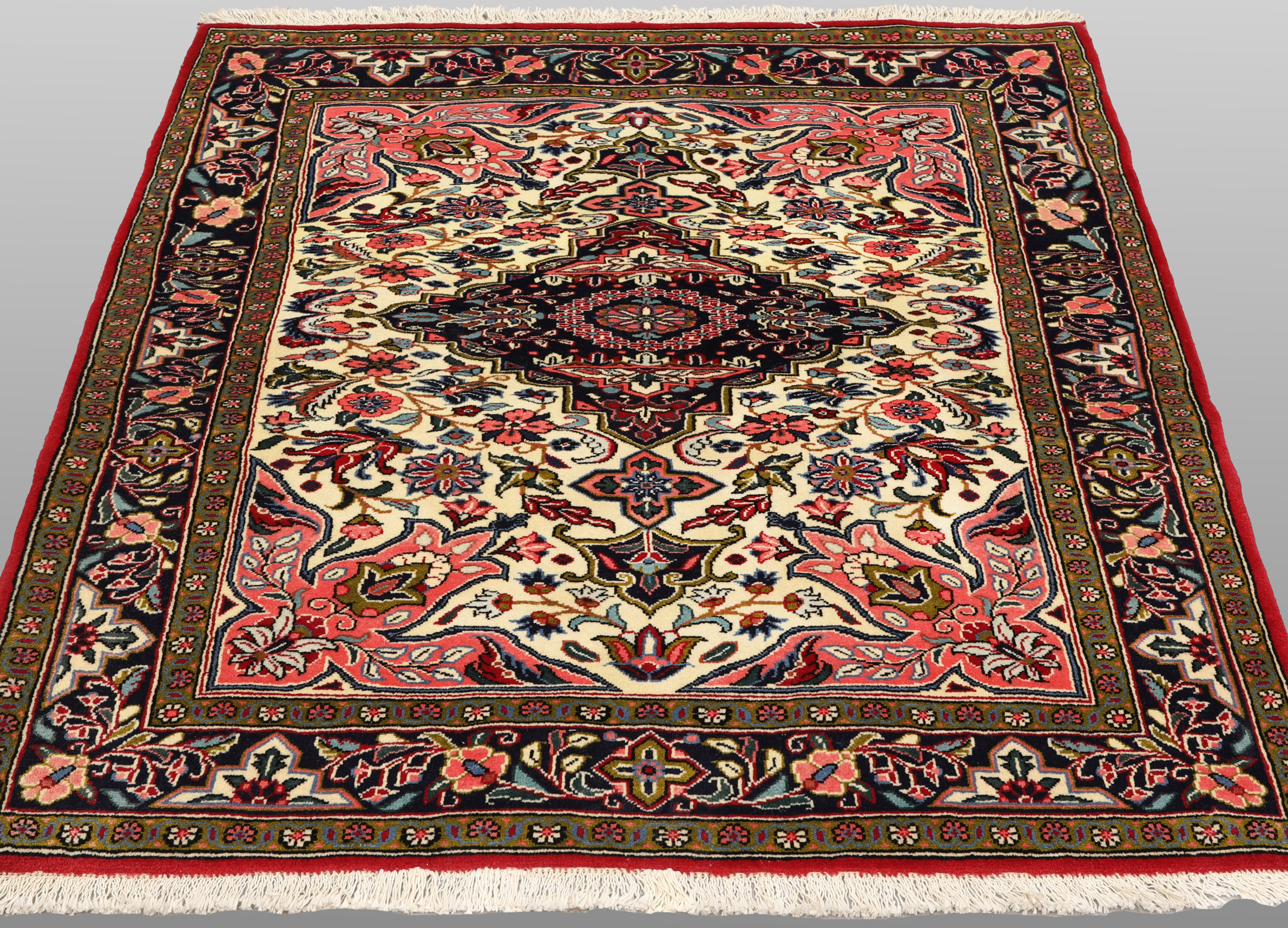 ORIENTMATTA. Saruk, 138 x 108 cm.