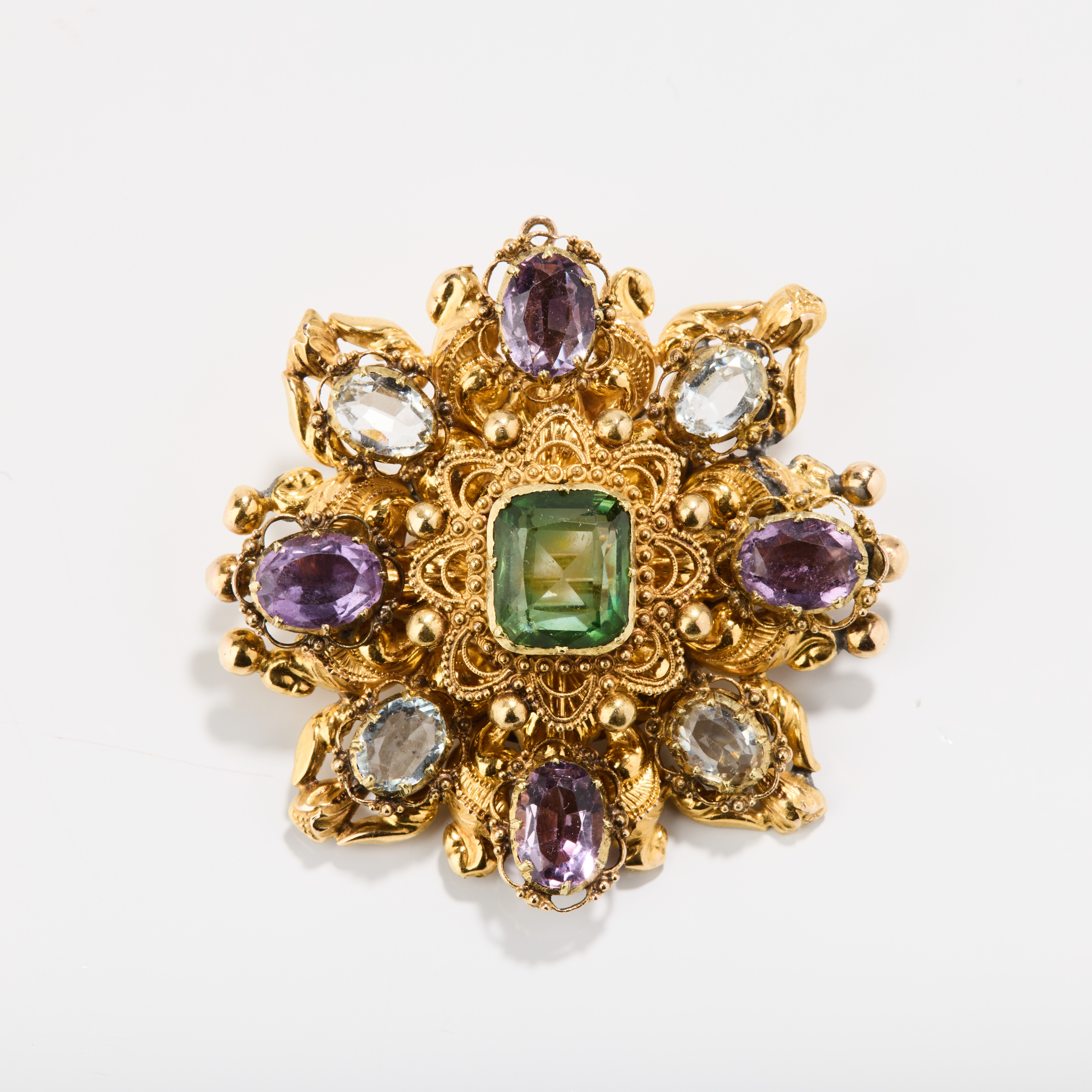 BROSCH, ca 18K guld med multifärgade stenar, 1820/30-tal.