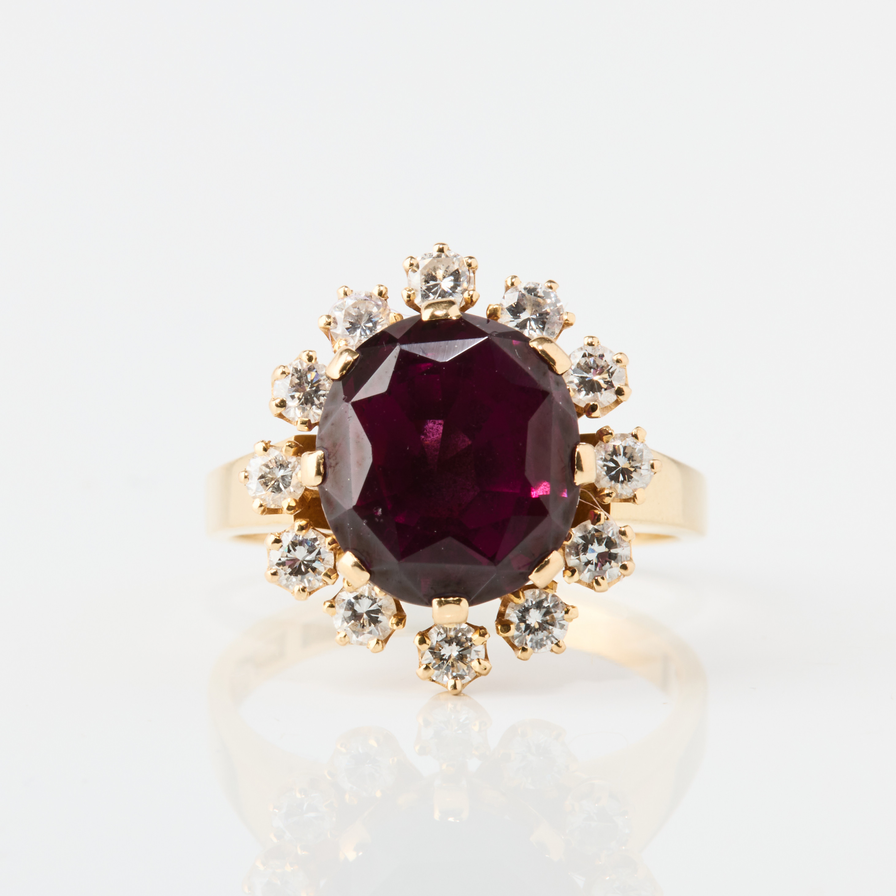 CARMOSÉRING, 18K guld med en almandingranat och diamanter, Sengels, Stockholm 1982.