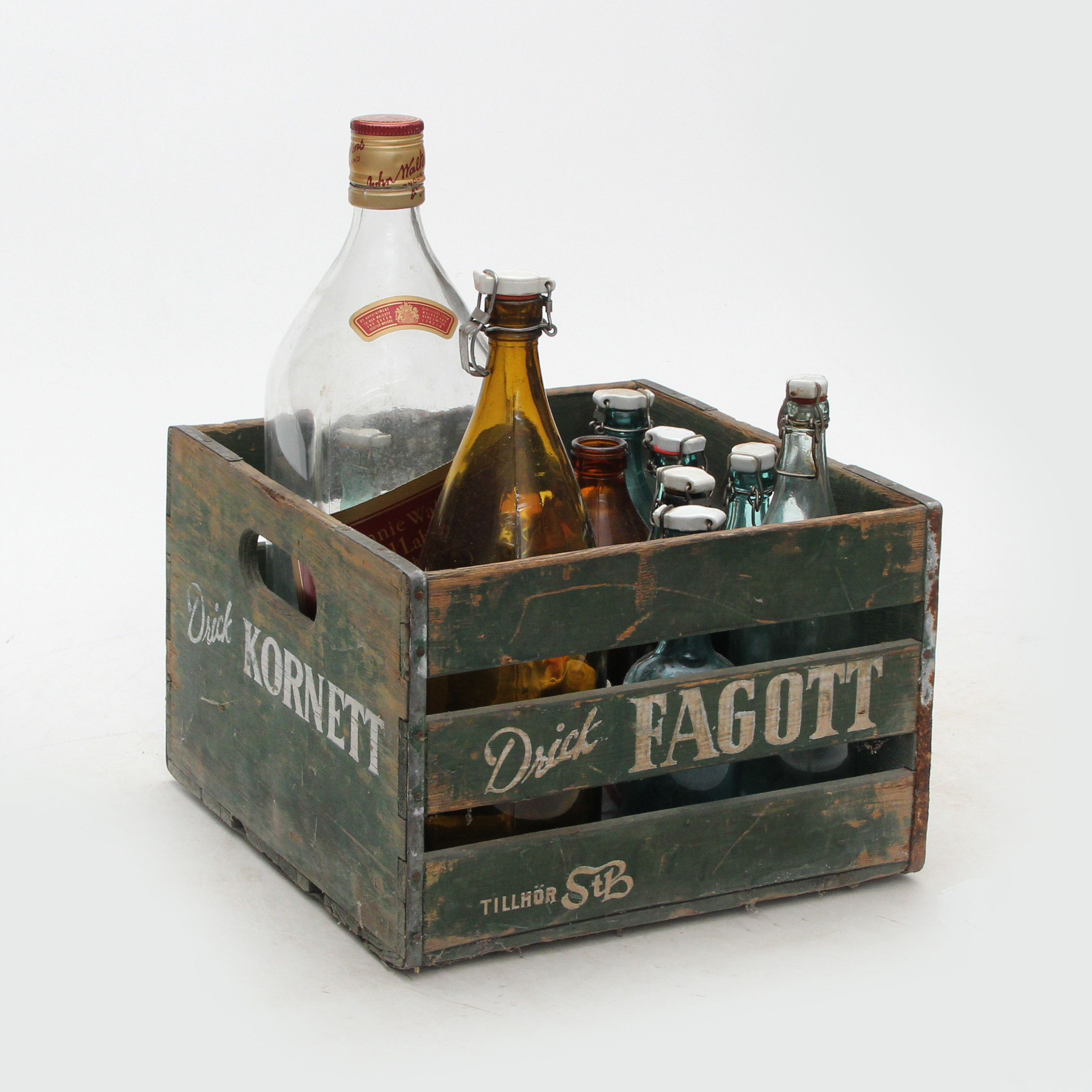 GLASFLASKOR i TRÄBACK. flera med patentkorkar.