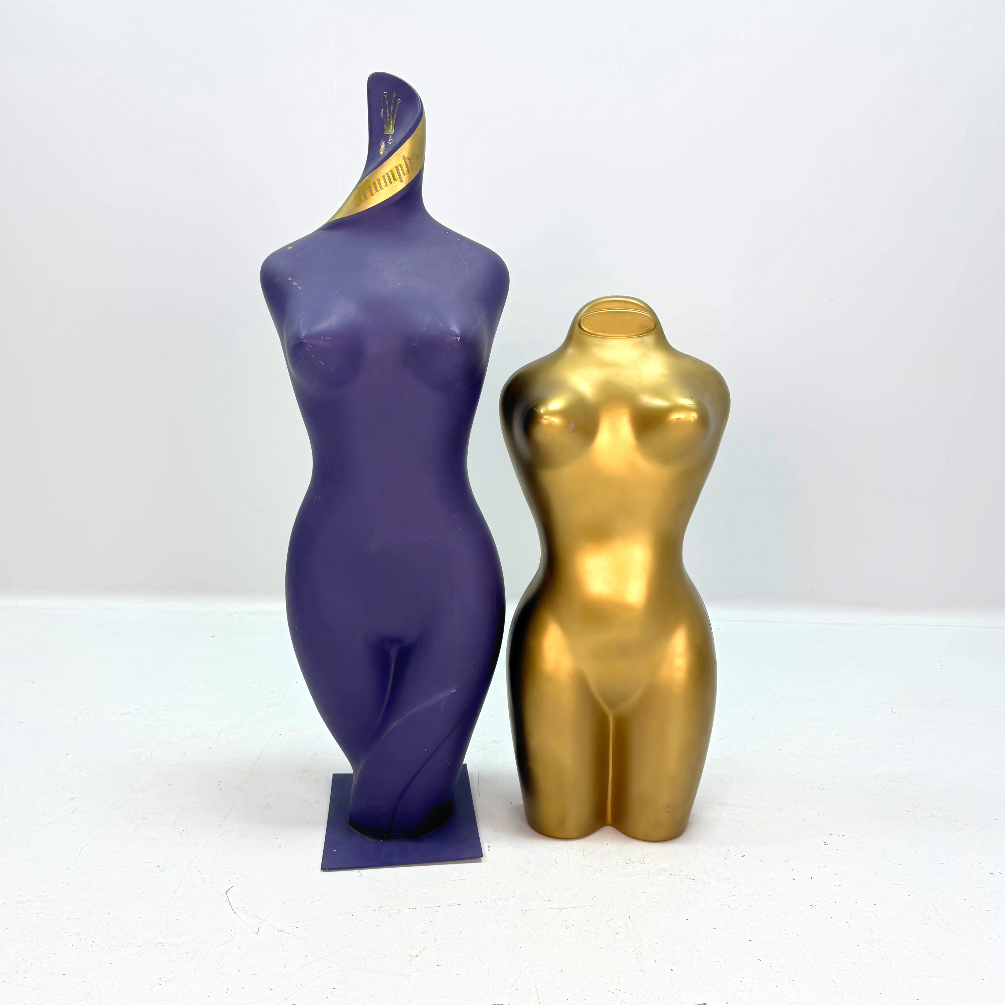 SKYLTDOCKOR 2 st, plast, En märkt Triumph, 1900 talets första hälft.