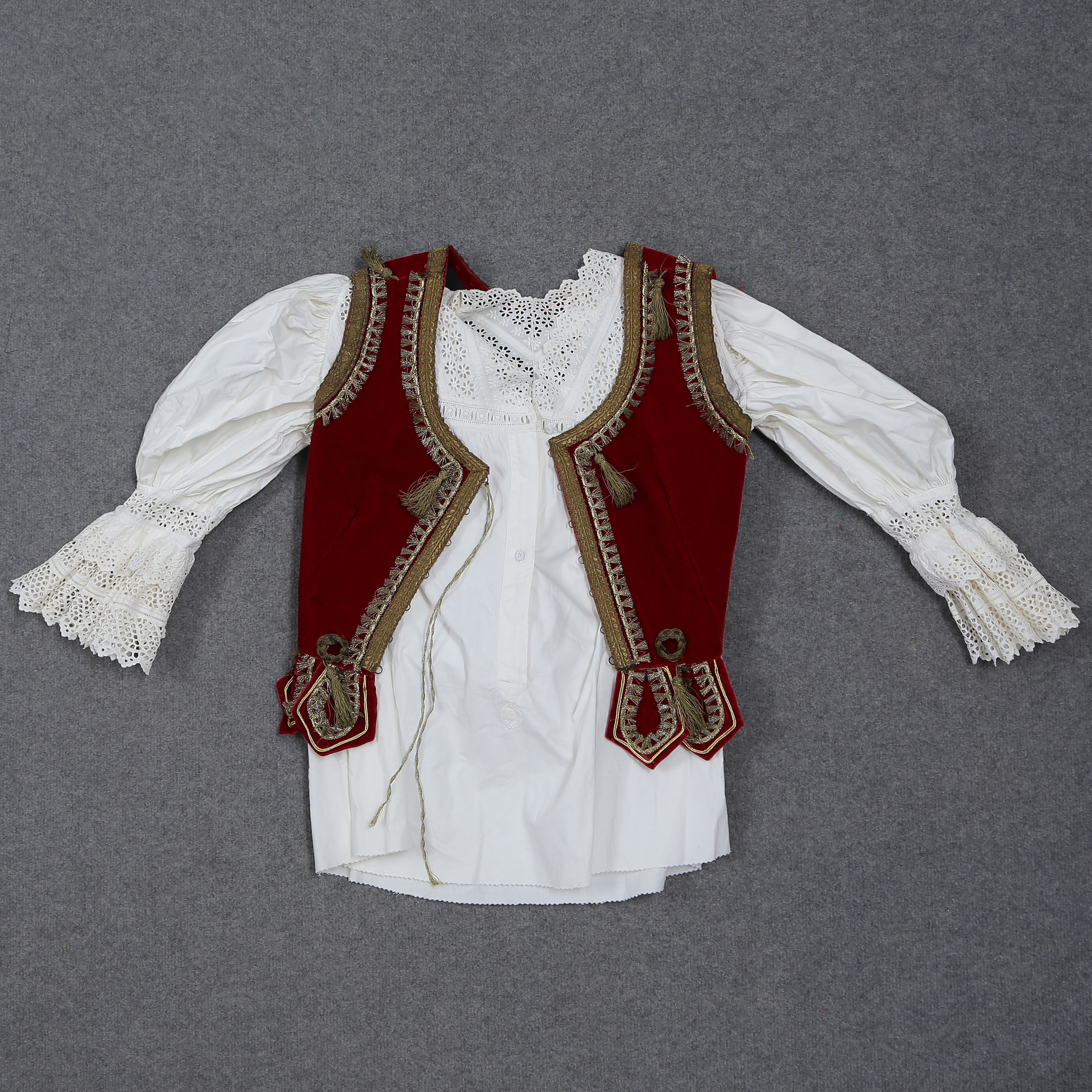 SKJORTA OCH LIVSTYCKE, TRADITIONELL FOLKDRÄKT, POLEN, 1900-TAL.