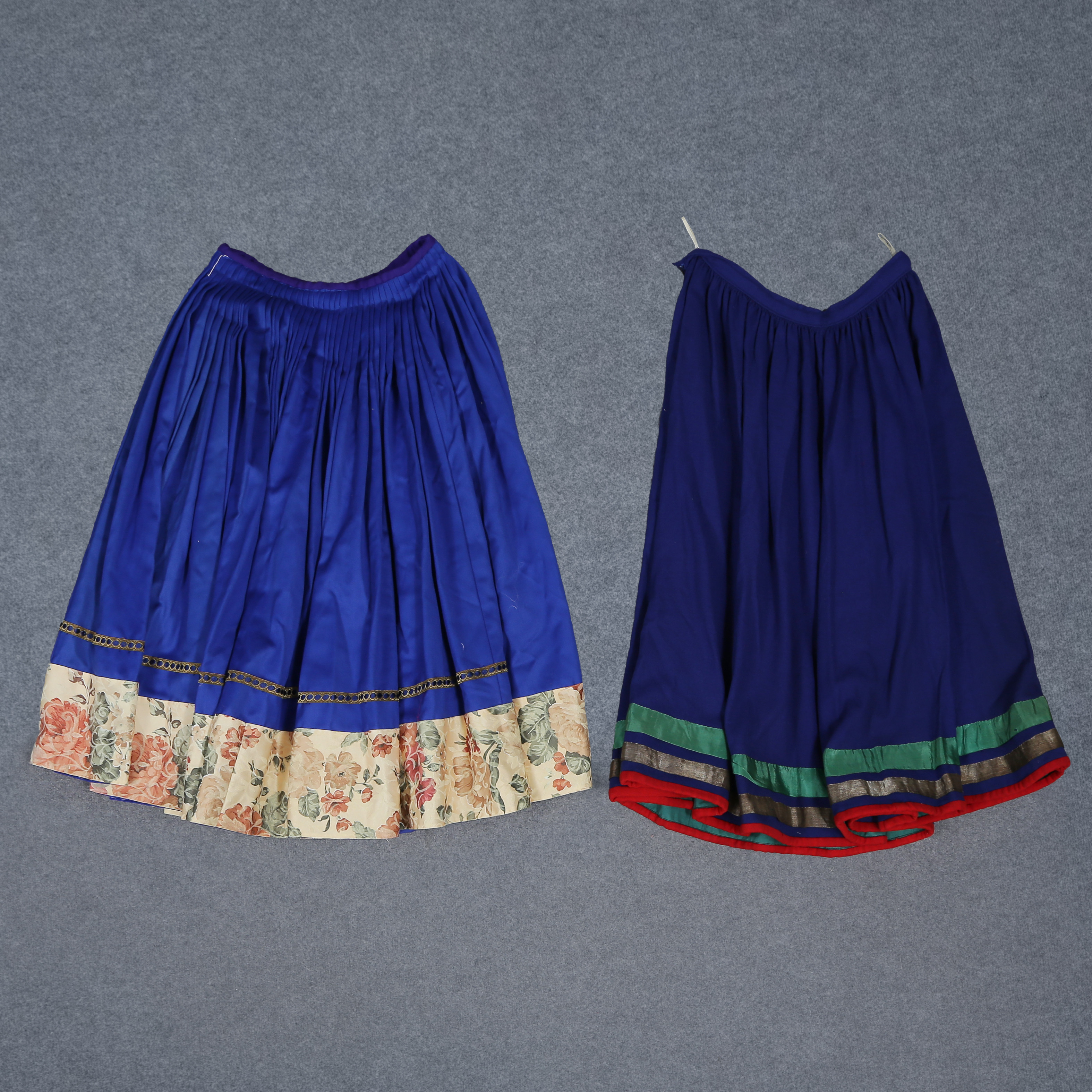 PARET KJOLAR TILL FOLKDRÄKT, MARINBLÅTT, POLEN, 1900-TAL.