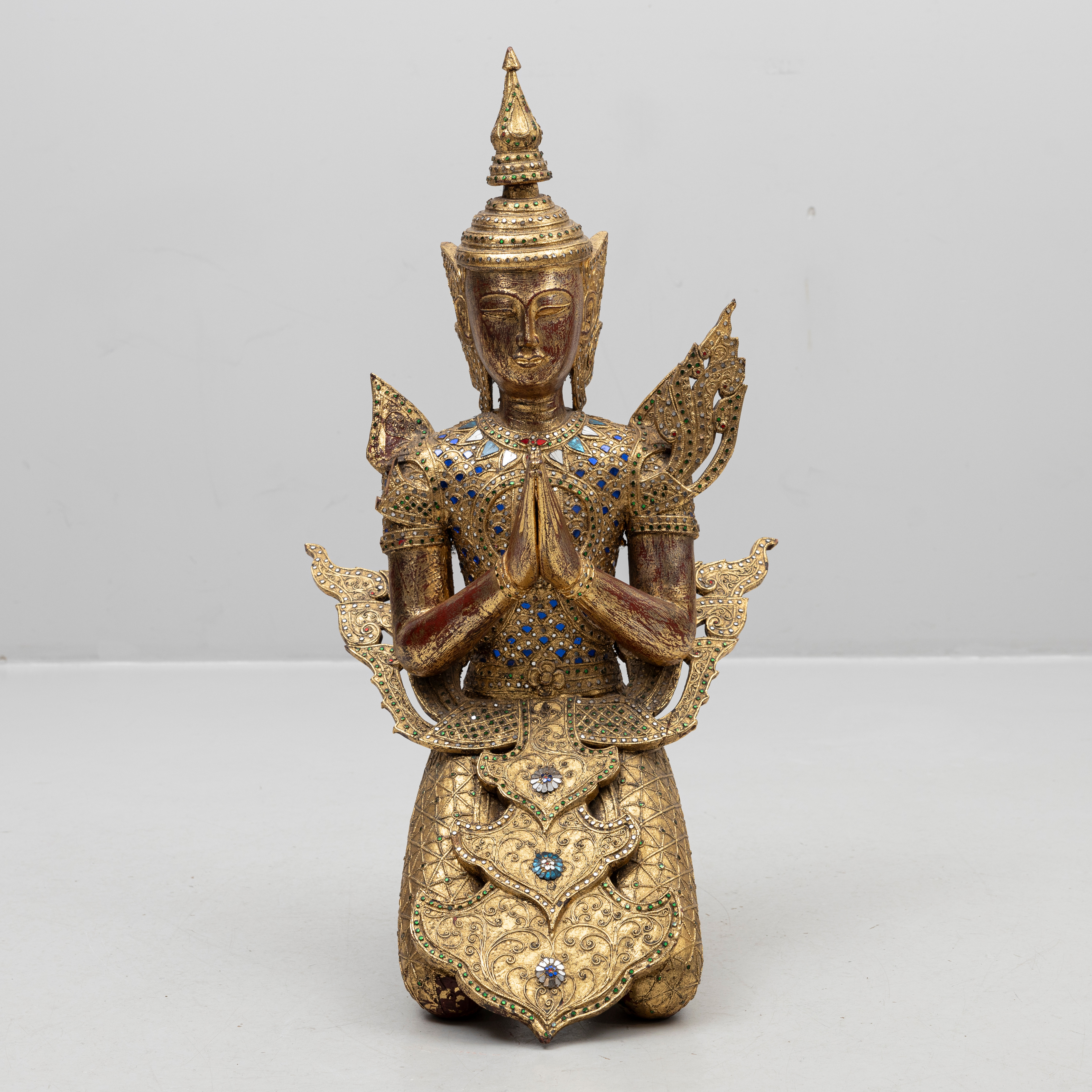 SKULPTUR, sittande Buddha , träskuren , dekor med paljetter/glas, 1900-tal.