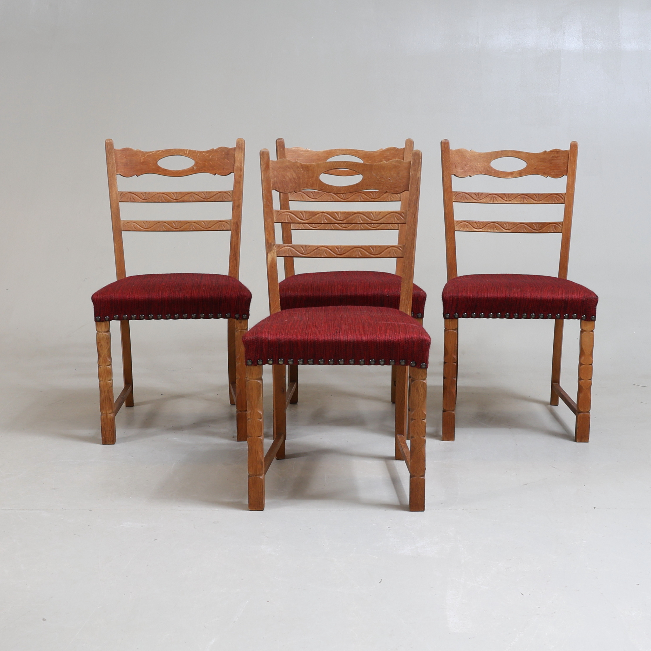 HENNING KJÆRNULF. TILLSKRIVEN. Stolar, 4 st, ek, Danmark, 1960-/70-tal.