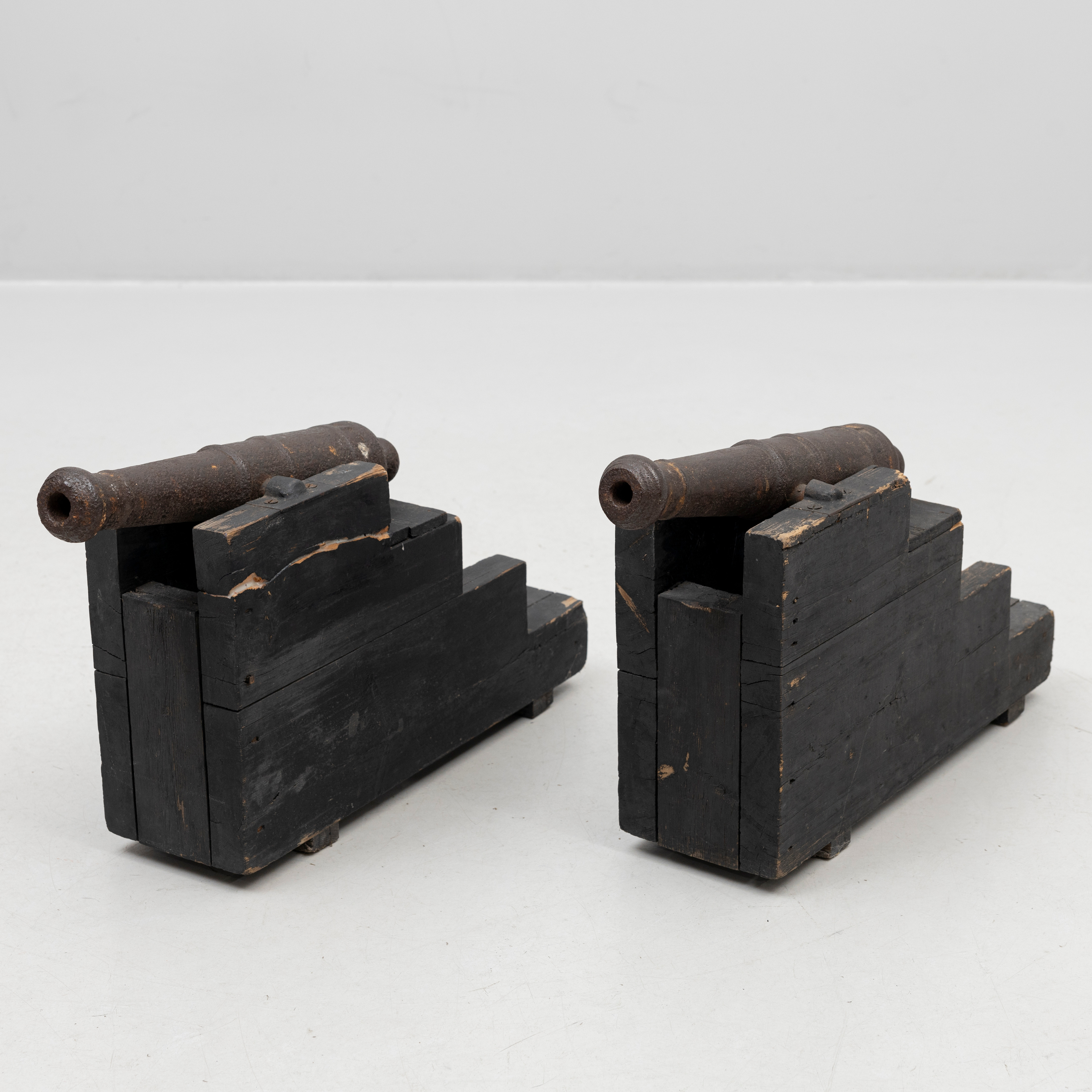 SALUTKANONER 2 st, gjutjärn på lavett, otydlig märkning, troligen Hellefors bruk, 1800-tal.