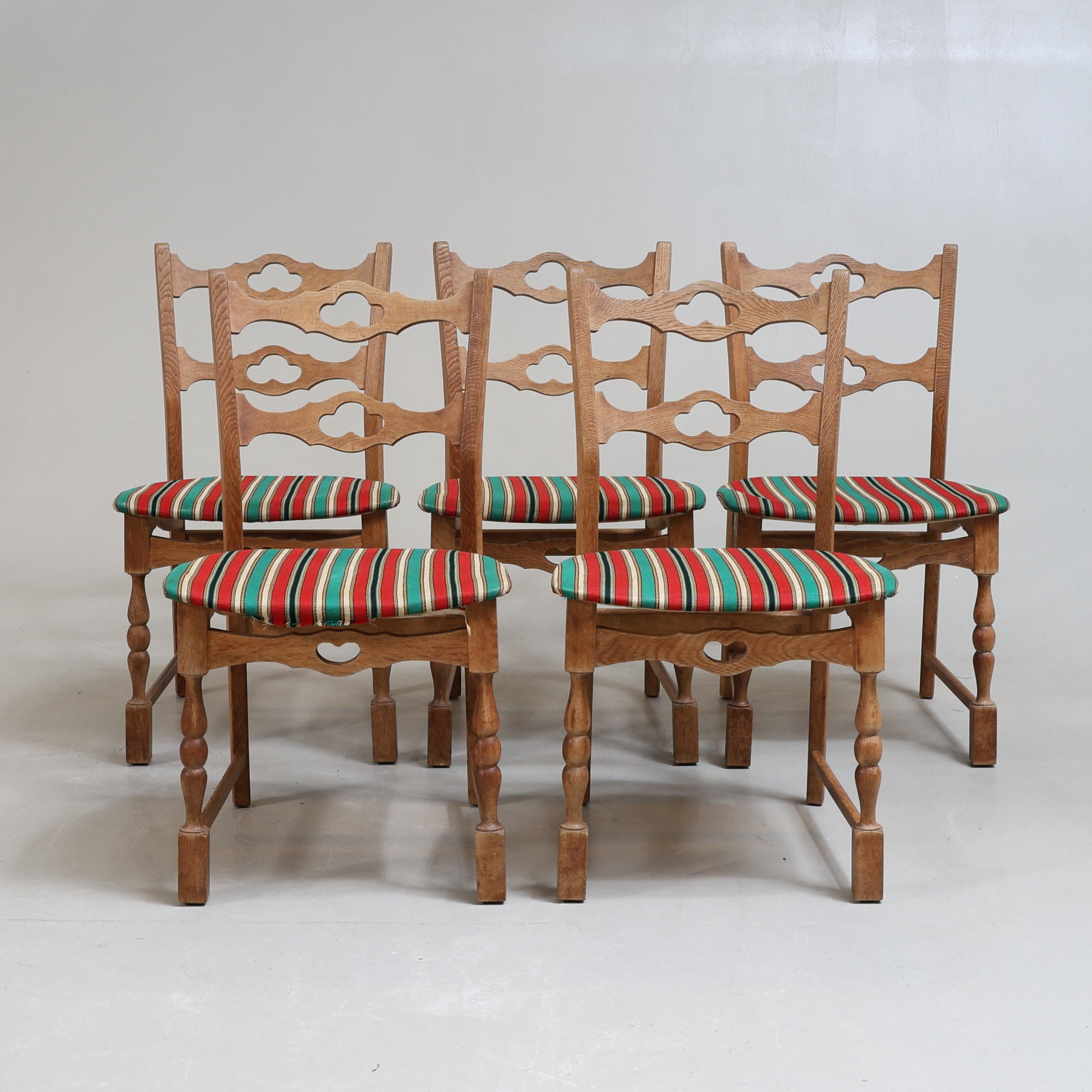 HENNING KJÆRNULF. TILLSKRIVEN. Stolar, 5 st, ek, Danmark, 1970-tal.