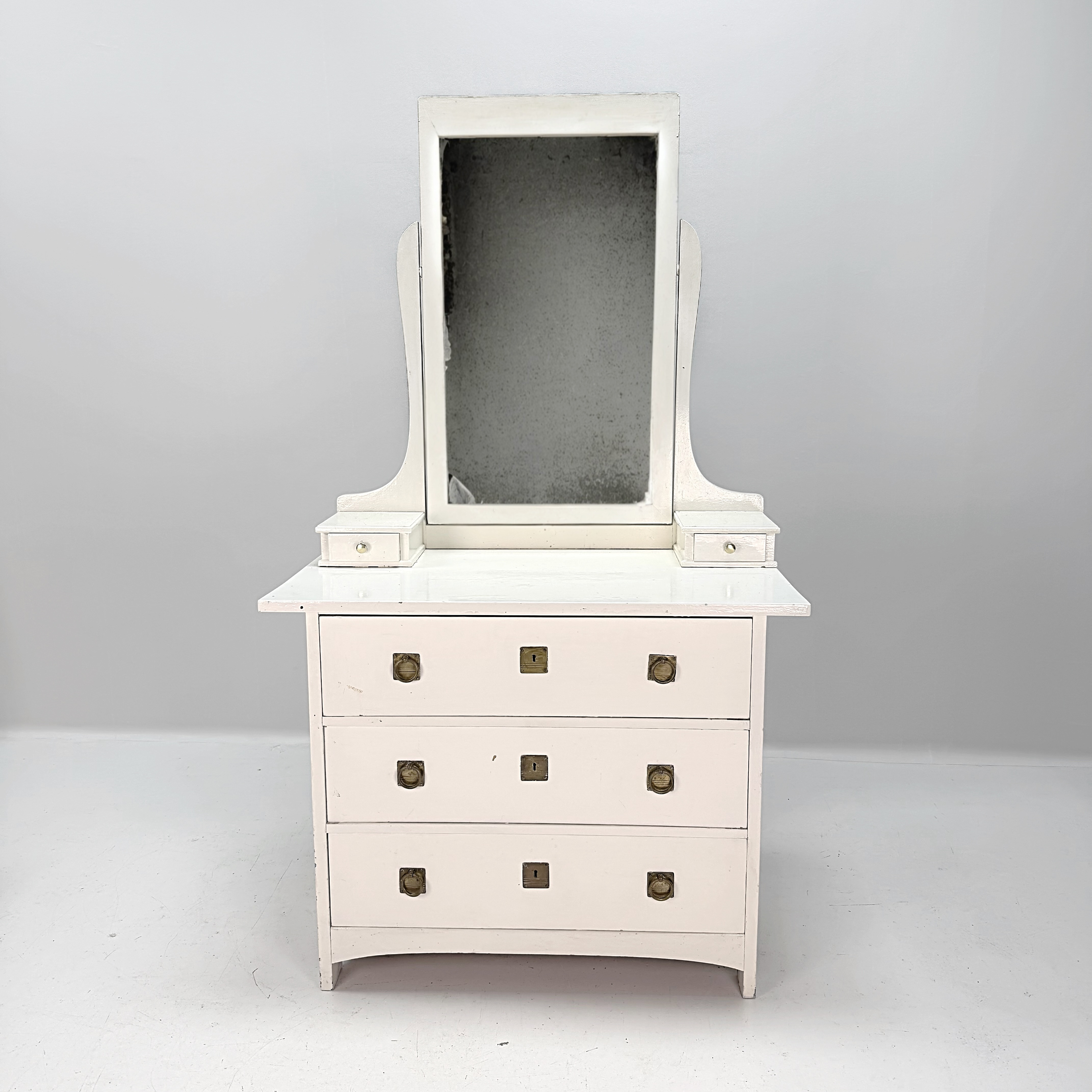 SPEGELBYRÅ - Furu, 1900 talets första hälft, senare målad, jugendstil.