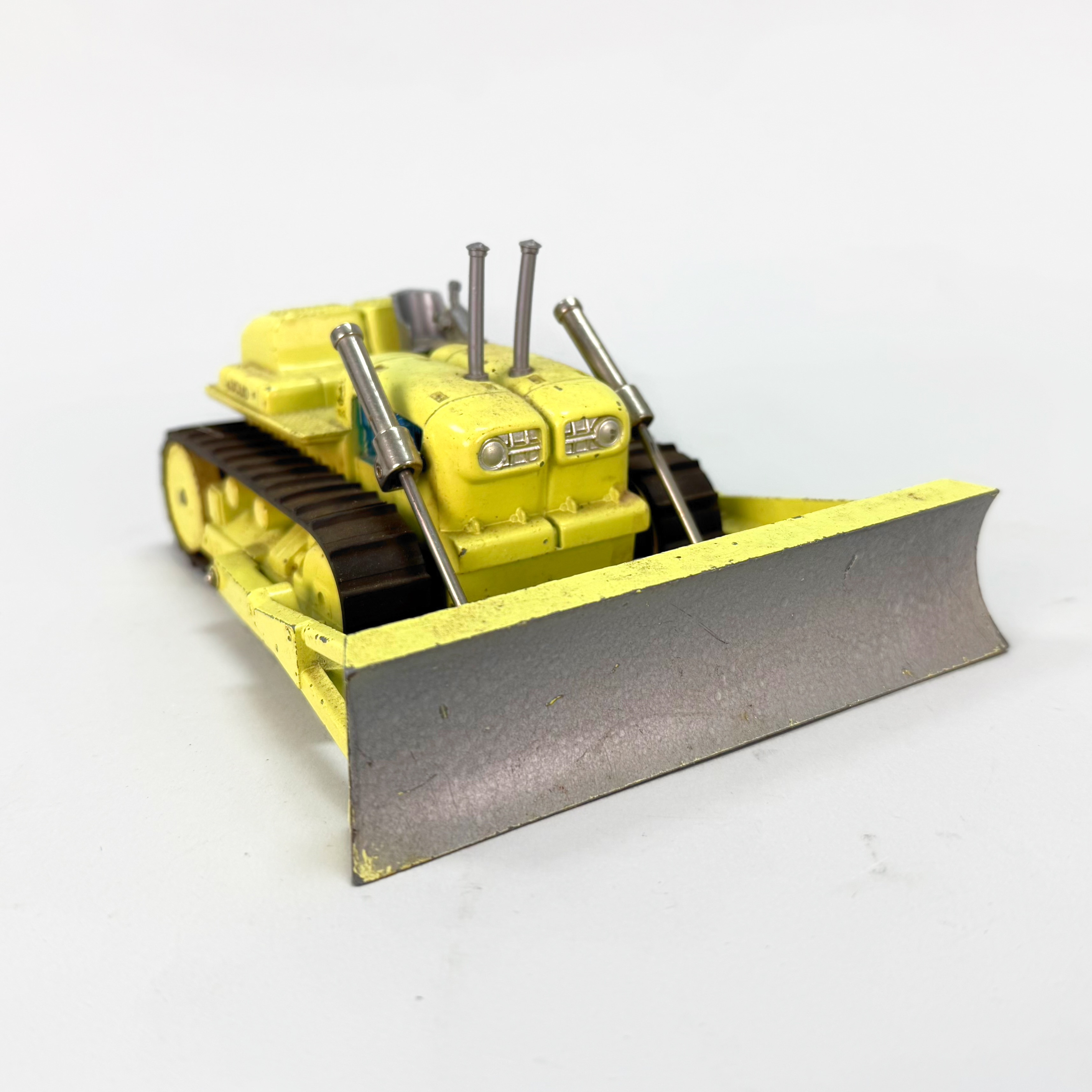 CORGI TOYS 1102; Euclid TC12 Tractor med plog. tillverkningsår 1958-1963.