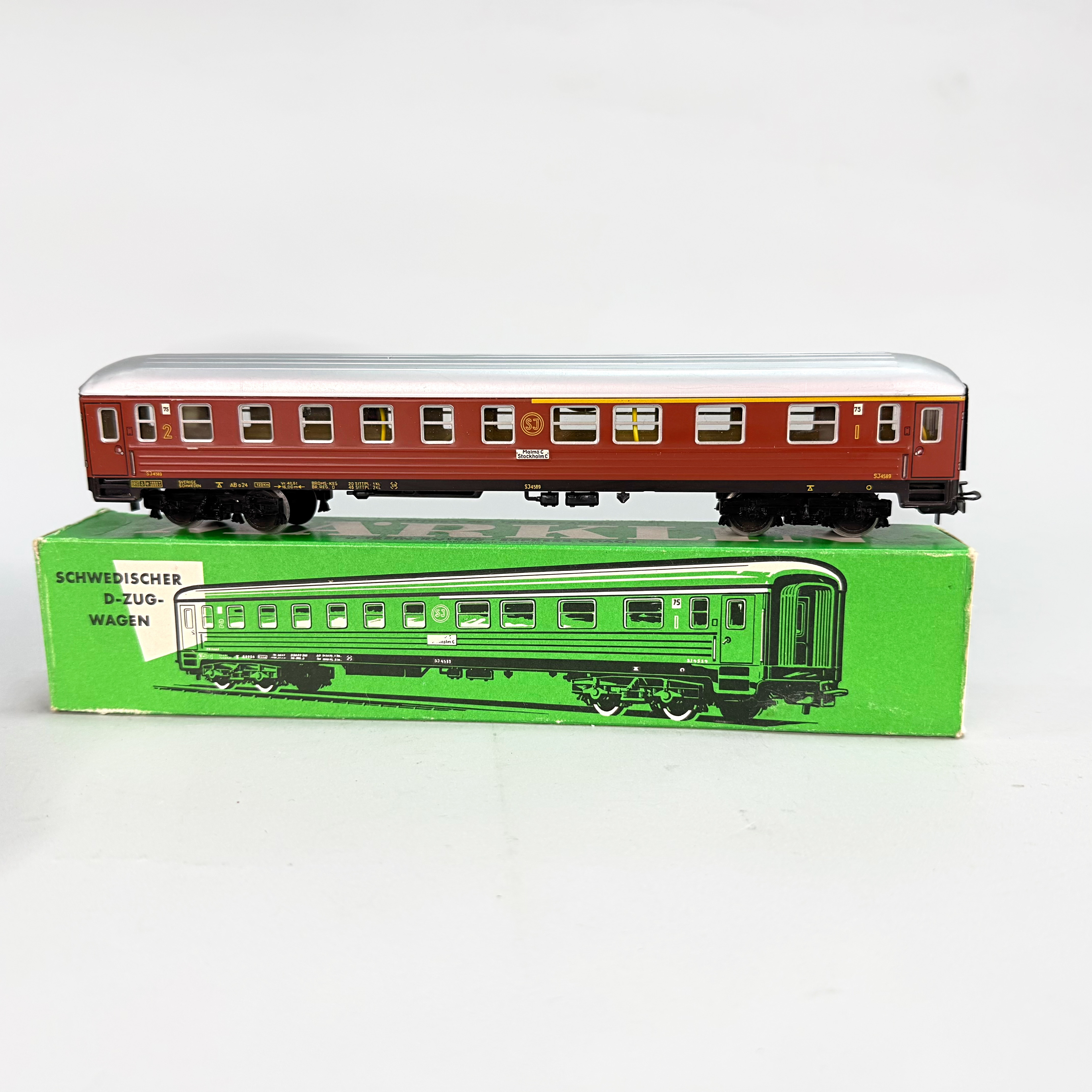MÄRKLIN H0 MODELLJÄRNVÄGSVAGN, svensk D-tågsvagn för SJ (Statens Järnvägar)), modell 430 i originalkartong.