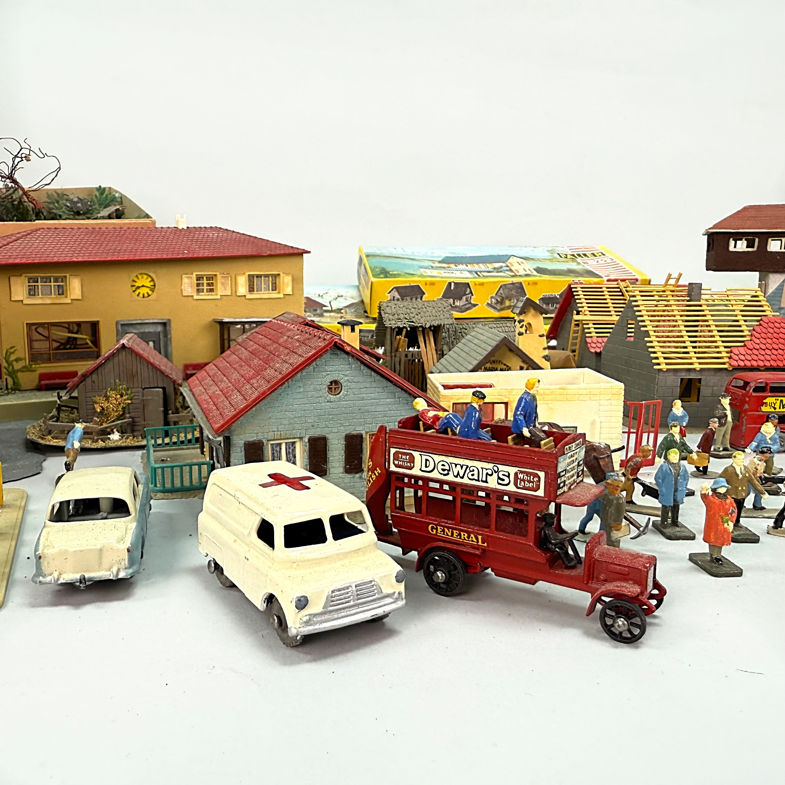 MODELLJÄRNVÄG - Byggnader bla Faller, Fordon bla Matchbox.